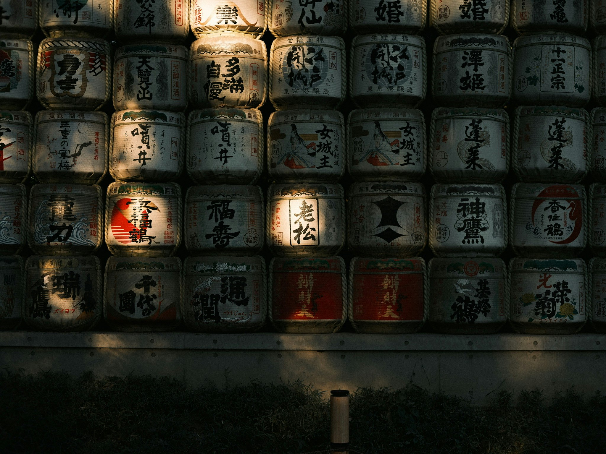 dunkle Innenwand mit Reihen von Laternen mit chinesischen Schriftzeichen