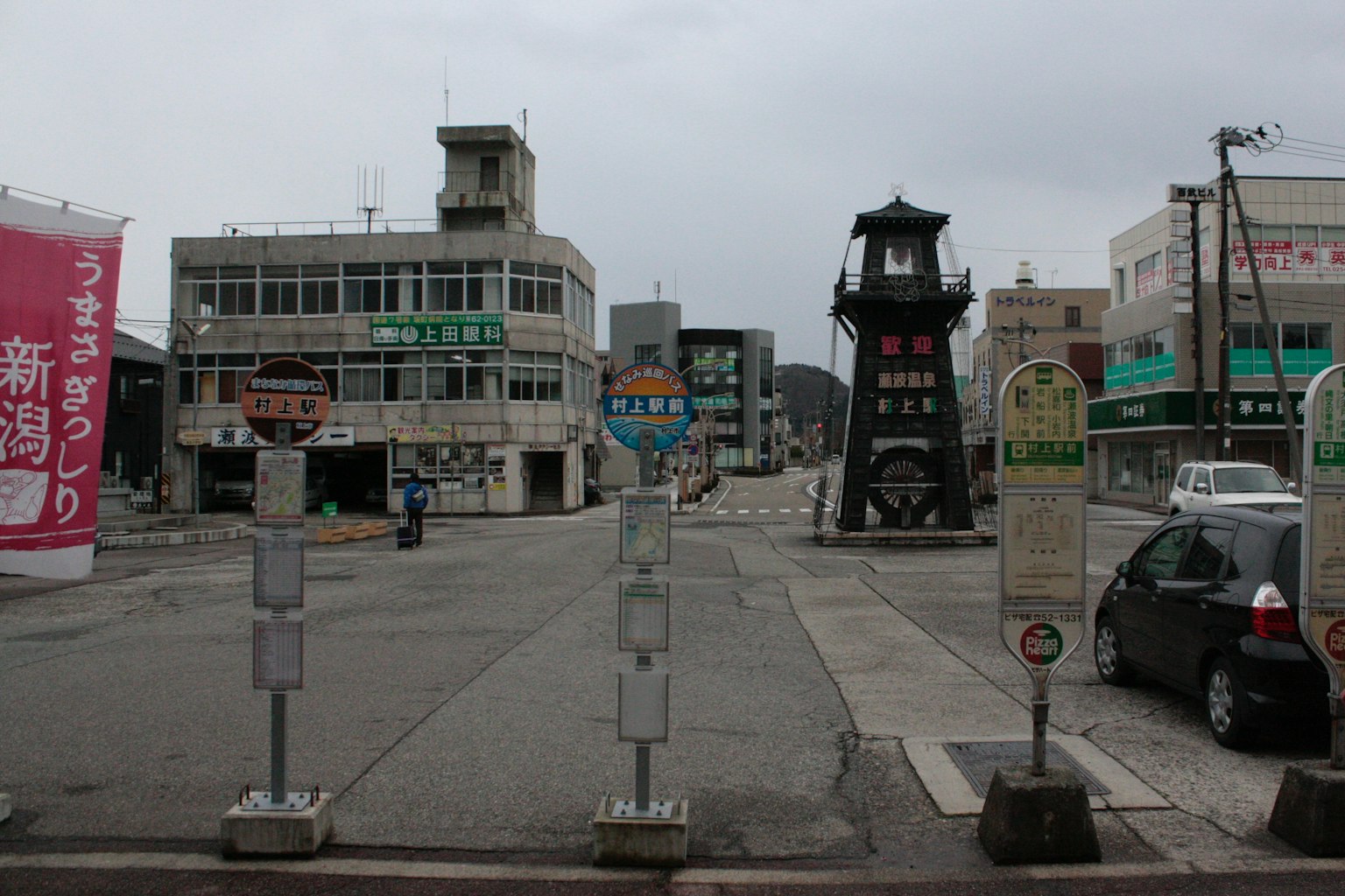 安静的街道场景，带有古老的钟楼