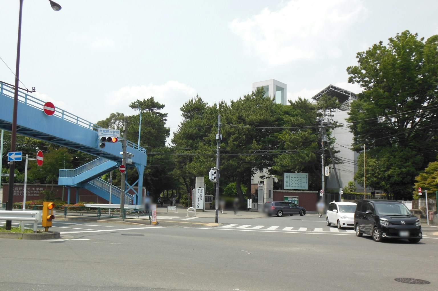 Scène urbaine avec un pont piéton bleu et un carrefour