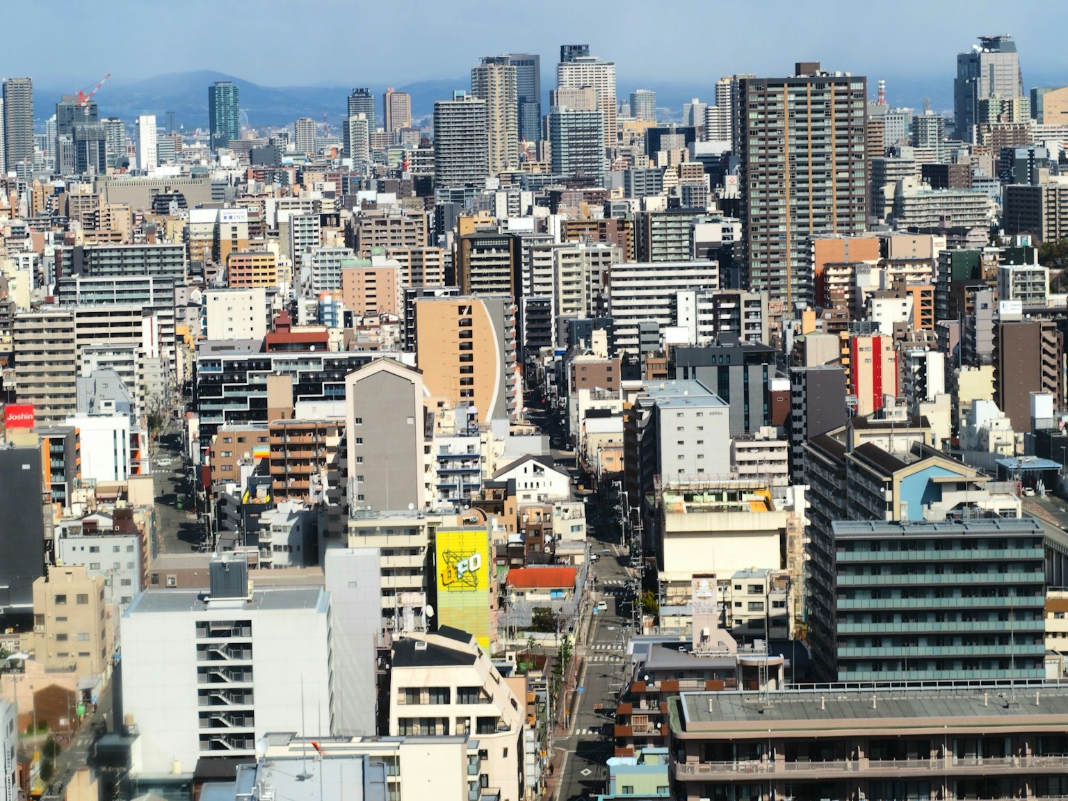 Vue panoramique de la ligne d'horizon urbaine avec des gratte-ciels et un paysage urbain