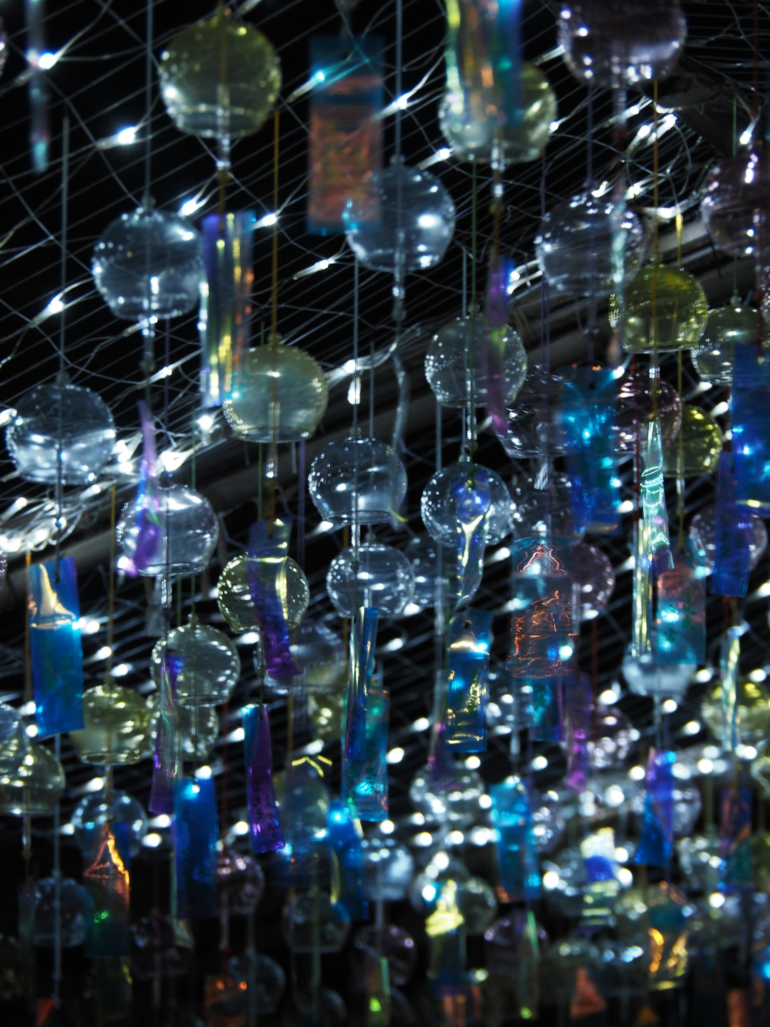 Objets transparents colorés suspendus dans une belle exposition