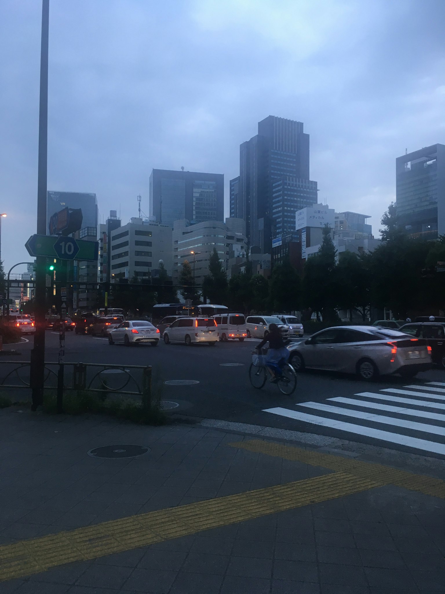 Intersection de ville avec des voitures et des grands bâtiments