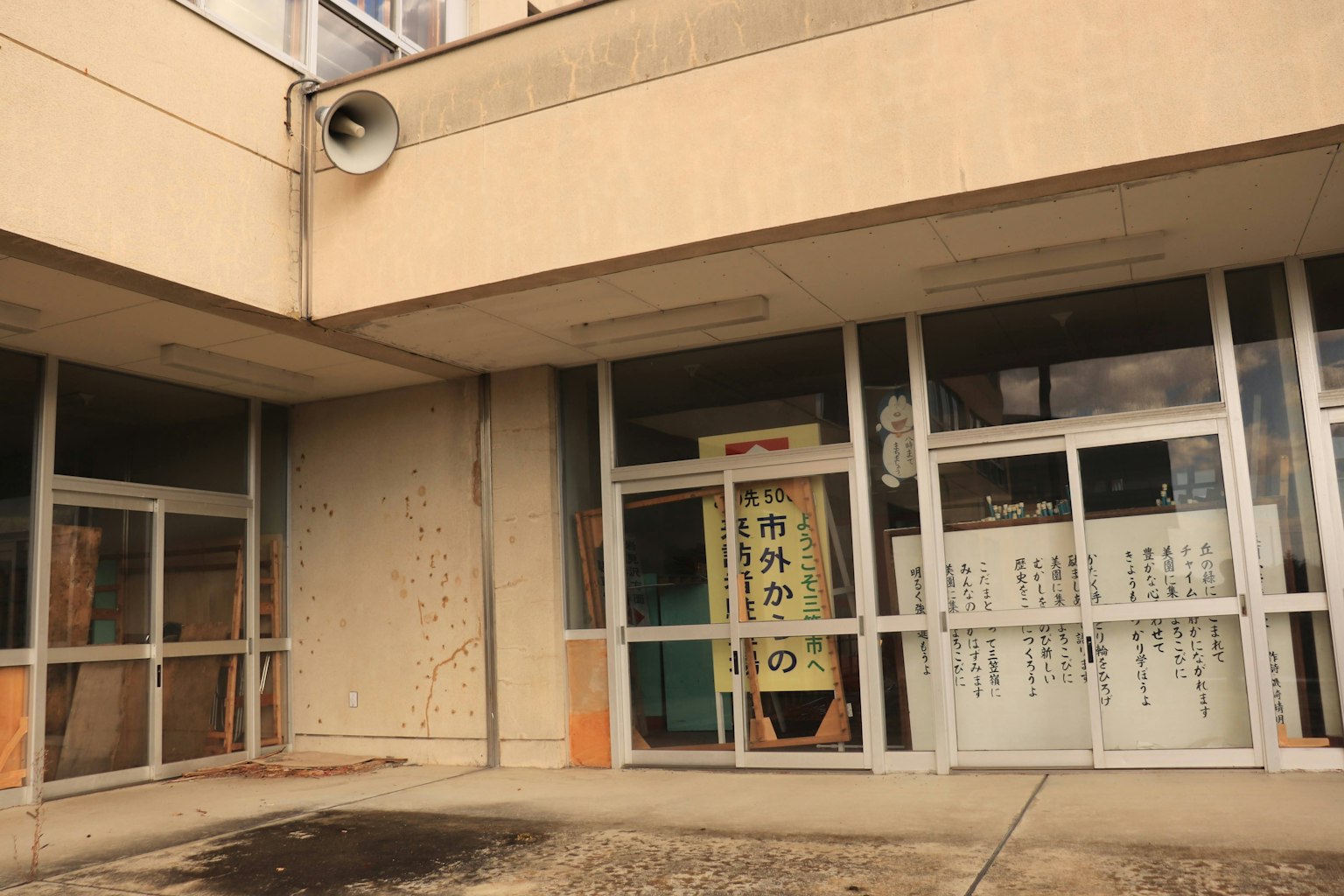 Entrata di un vecchio edificio con porte in vetro e un'insegna