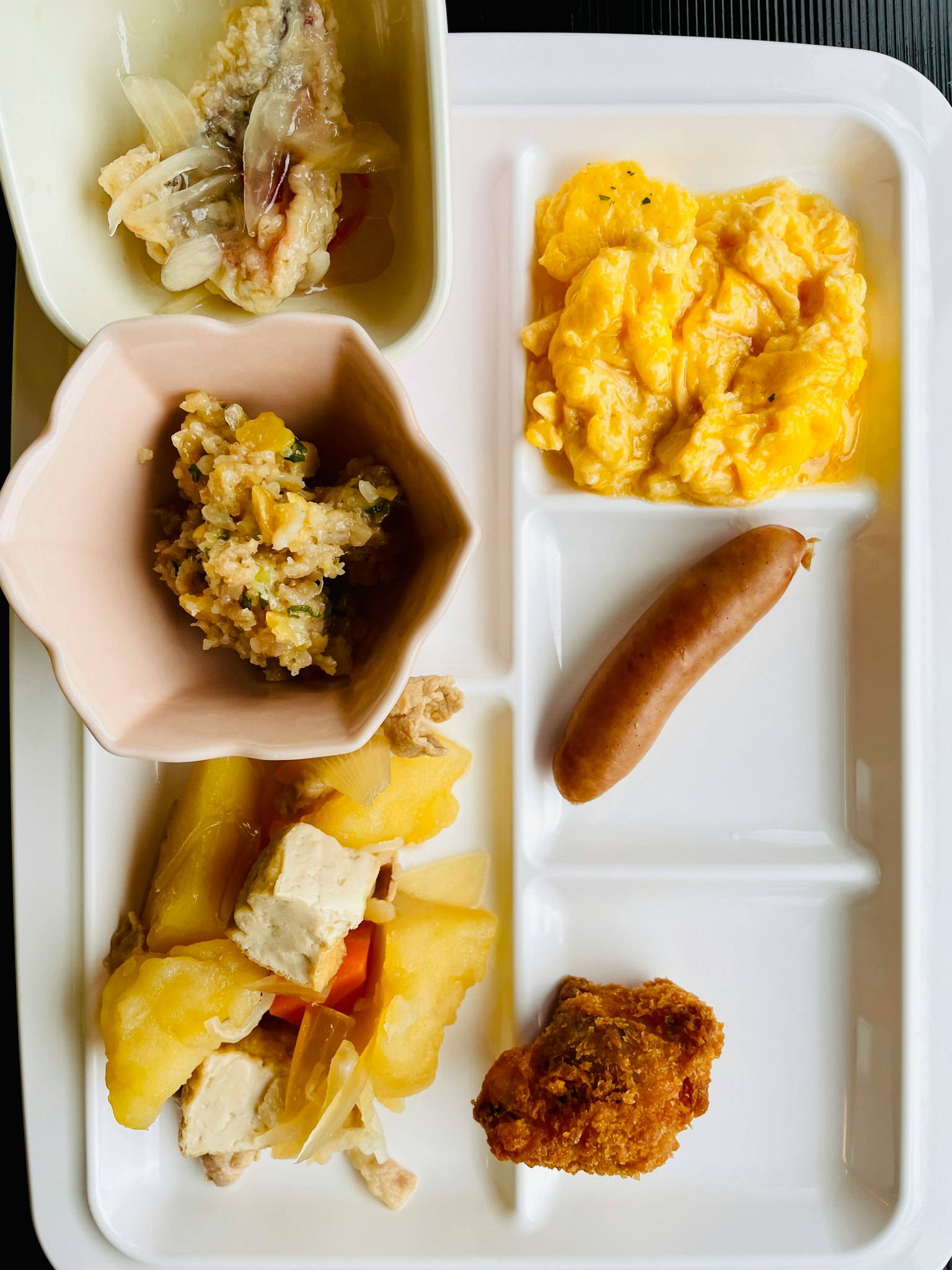 Una variedad de platos dispuestos en una bandeja blanca