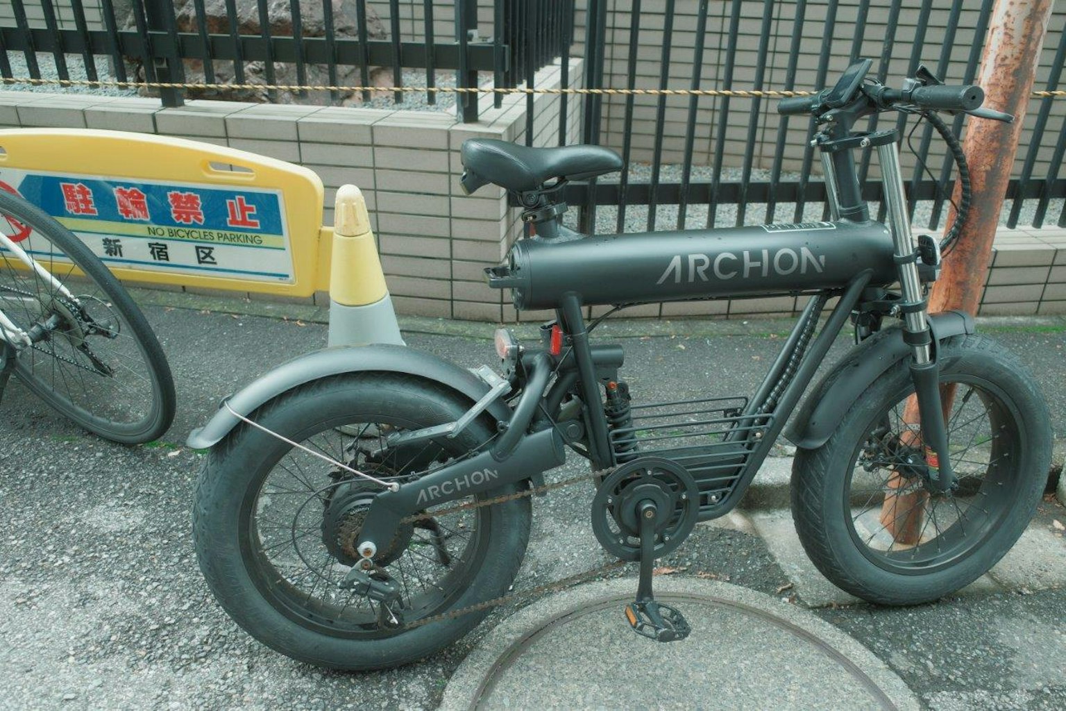 一辆停在城市环境中的黑色电动自行车
