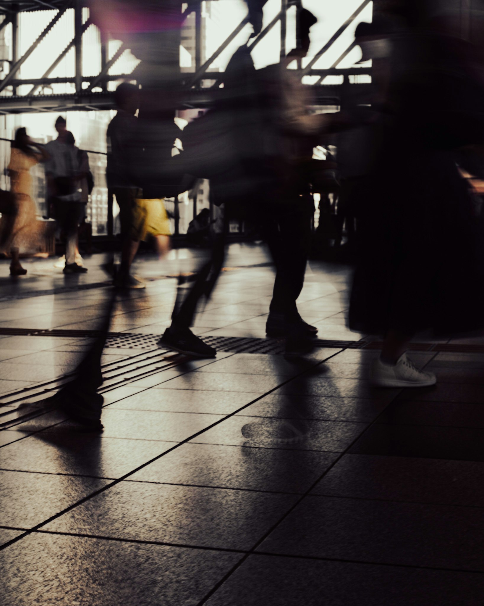 駅構内の雑踏と人の流れ