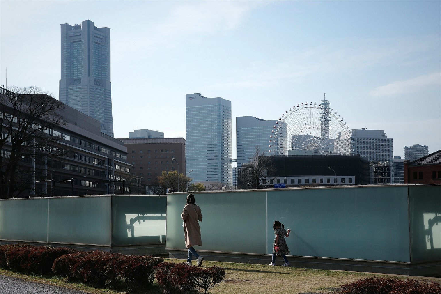 公园景观，背景是横滨的现代建筑和摩天轮
