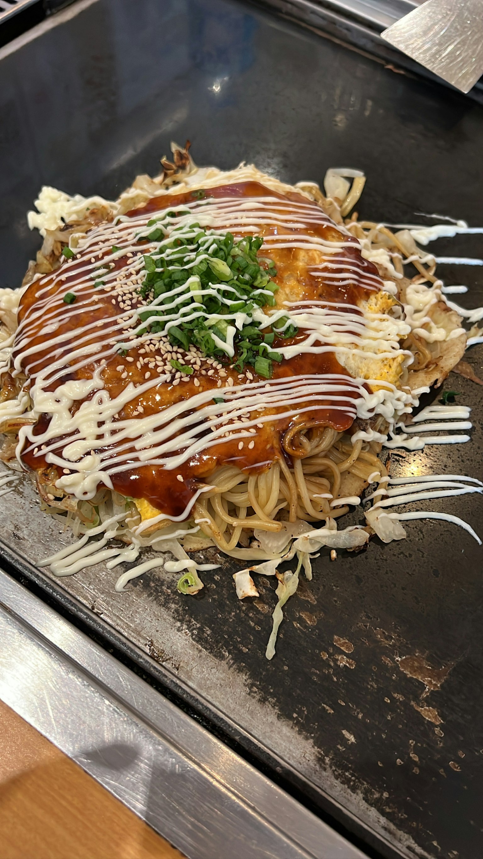 파와 소스가 얹힌 오코노미야키