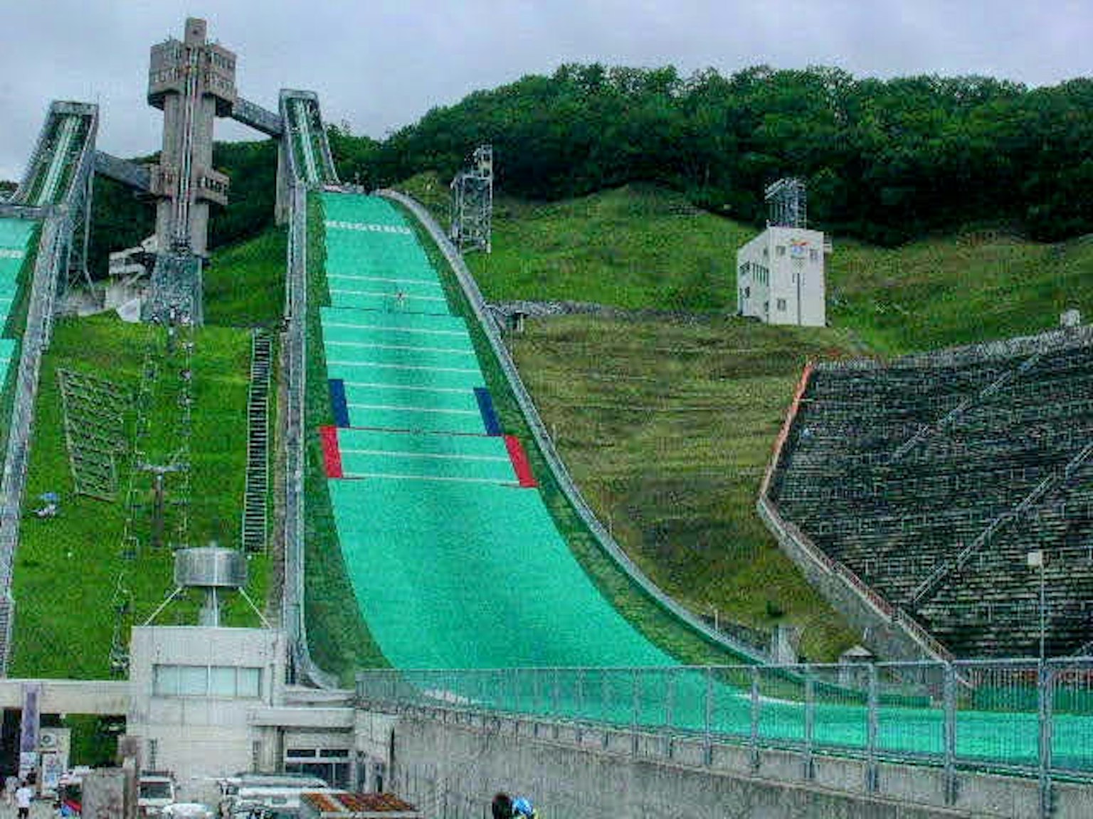 滑雪跳台與綠色表面及周圍山丘