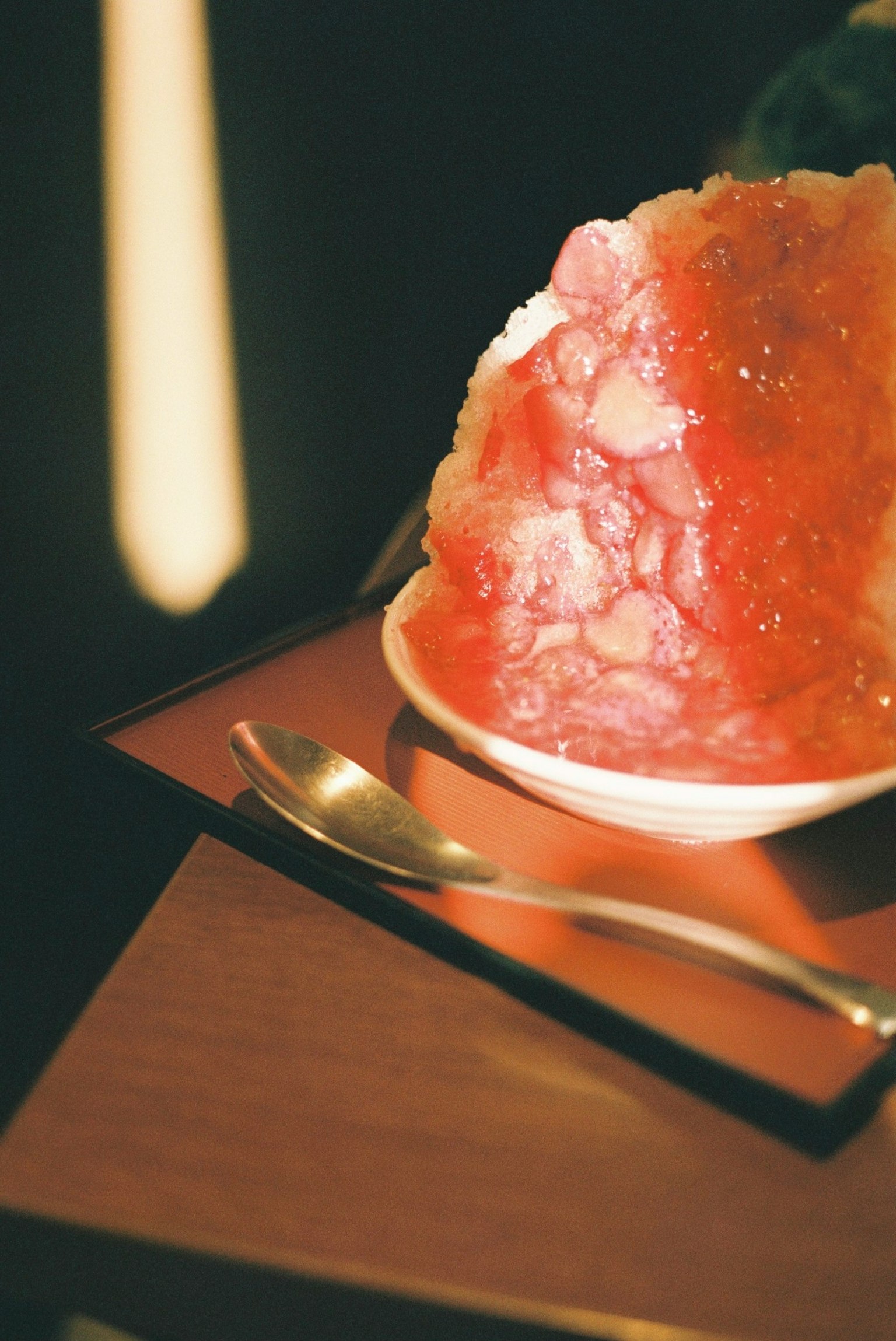 Un dessert de glace pilée rouge vif servi dans un bol blanc