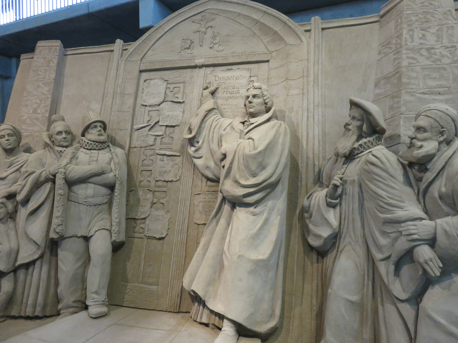Tượng cát mô tả Martin Luther trình bày 95 luận đề trên cửa nhà thờ