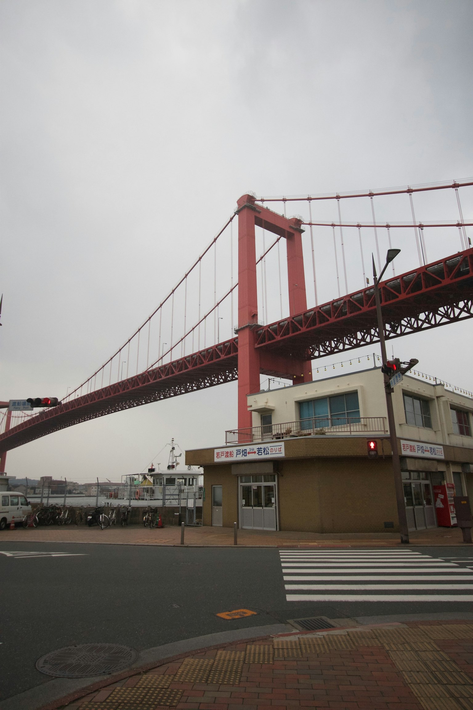 Puente colgante rojo con vista de la calle