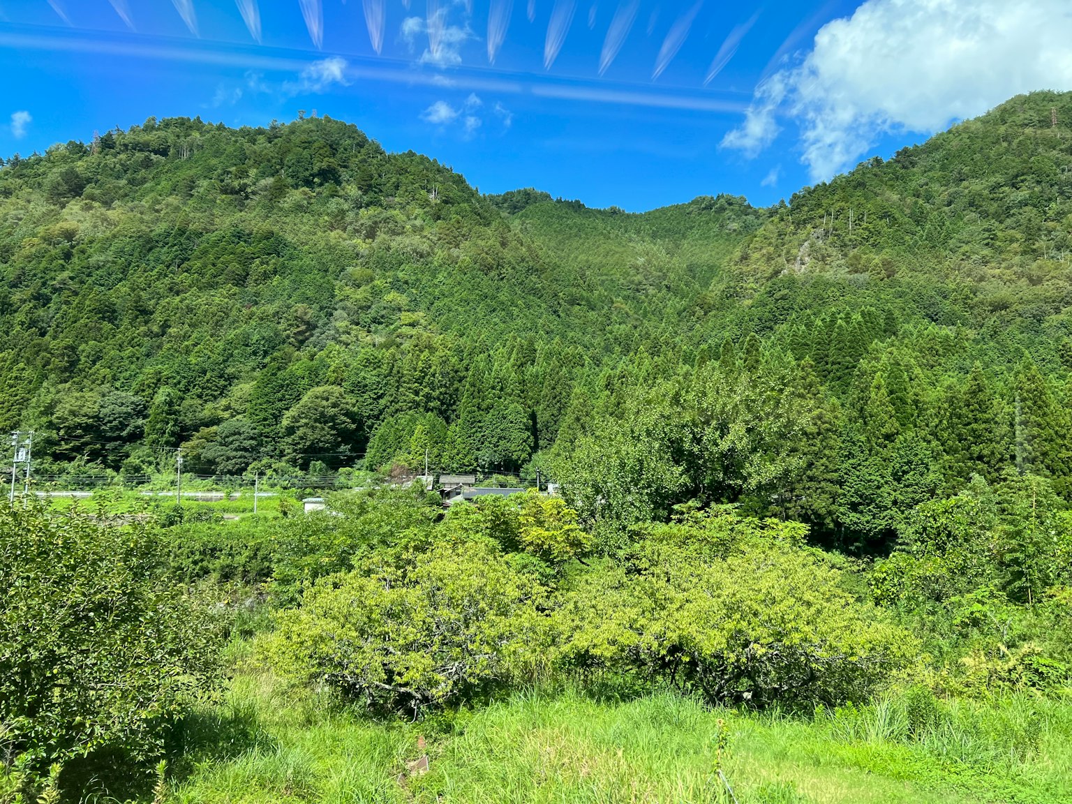 綠山與藍天的風景