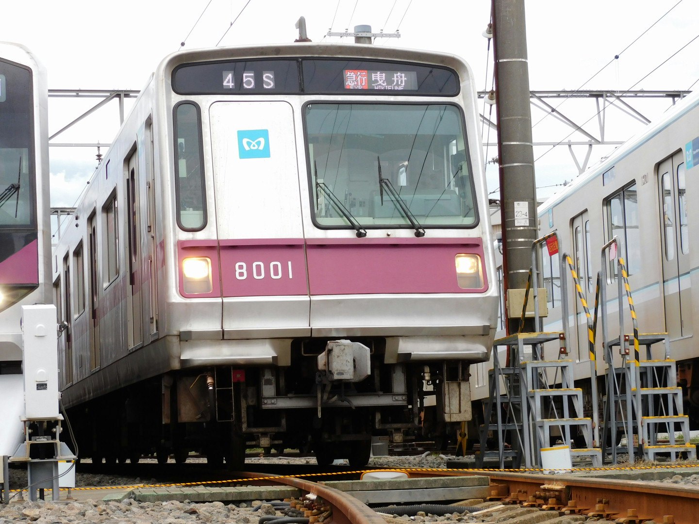 鐵軌上列車車頭特寫