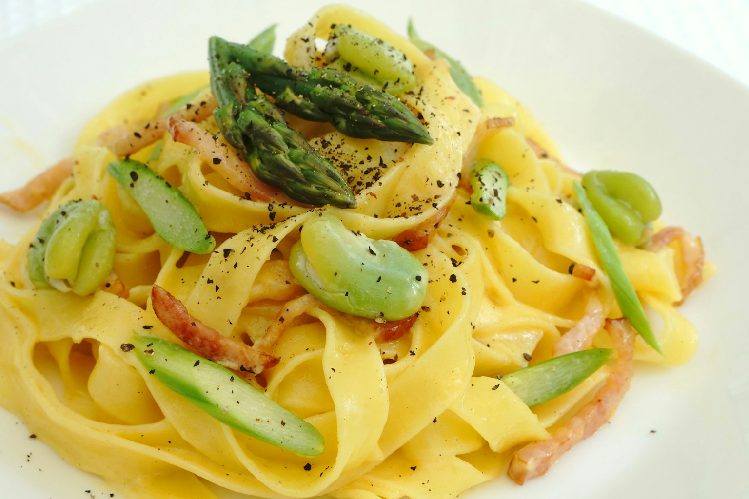 Cremige Pasta mit Spargel und grünen Bohnen