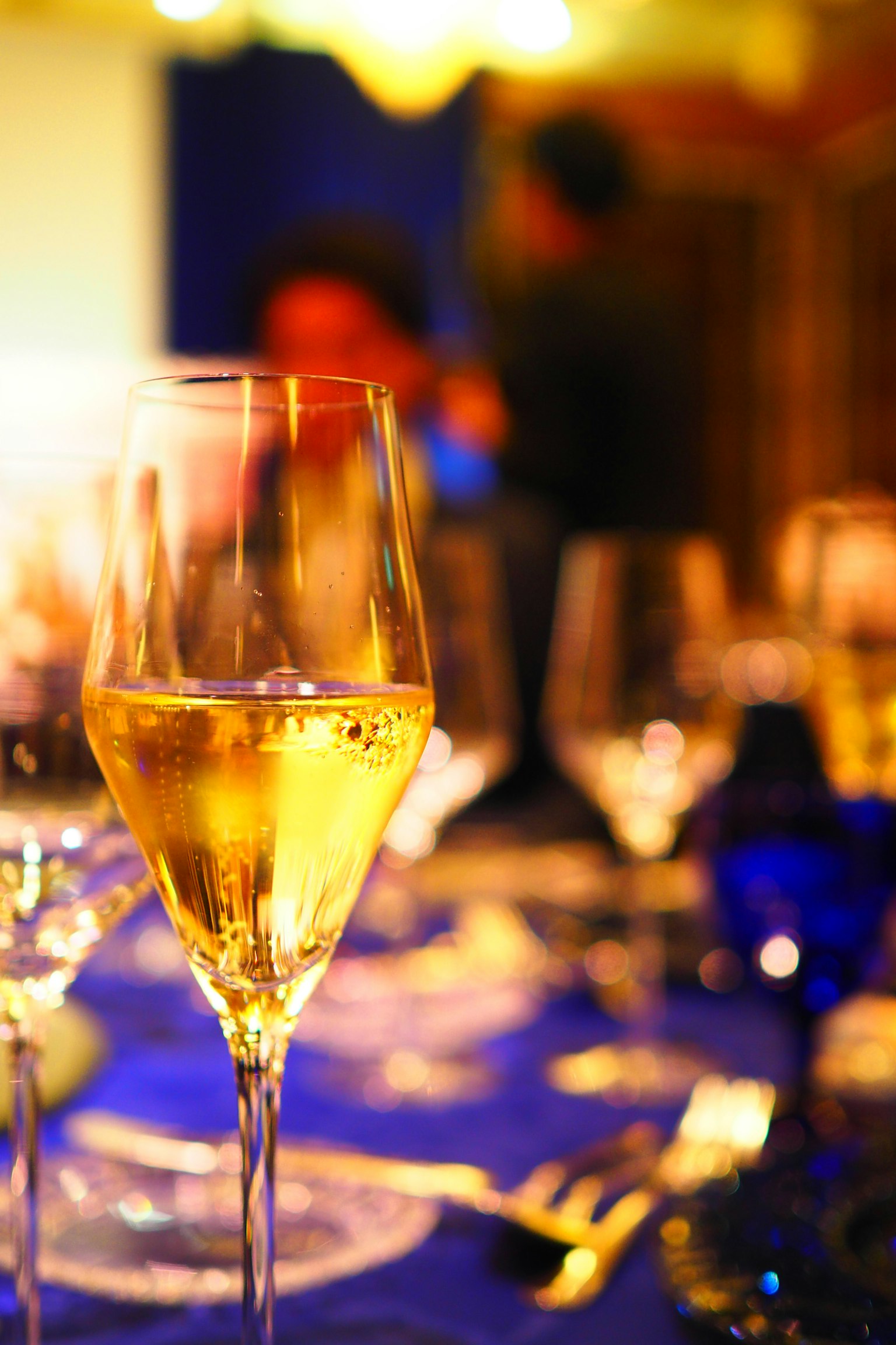 Gros plan sur un verre de champagne sur une table avec un arrière-plan flou