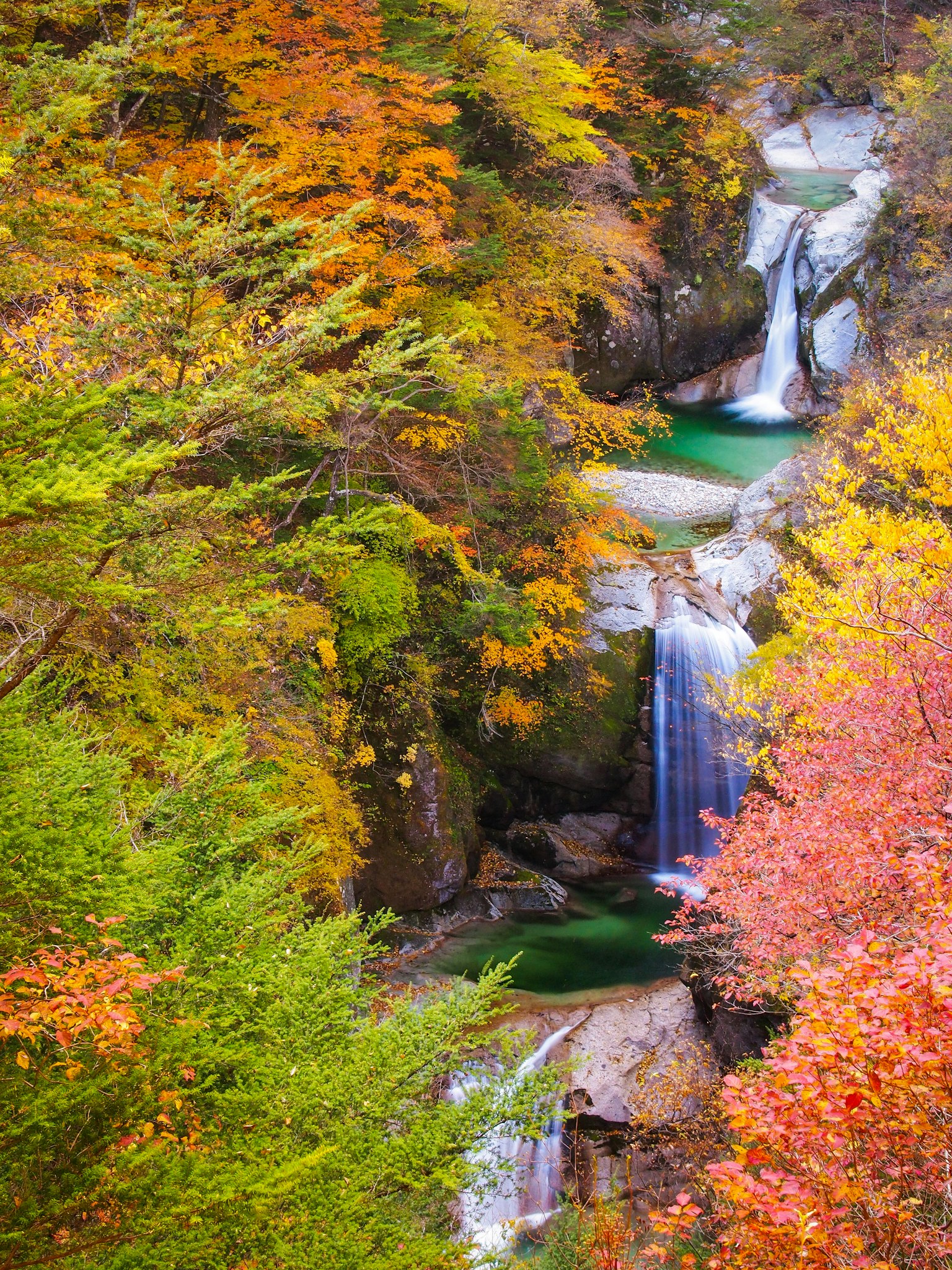 Schöner Wasserfall umgeben von herbstlichem Laub