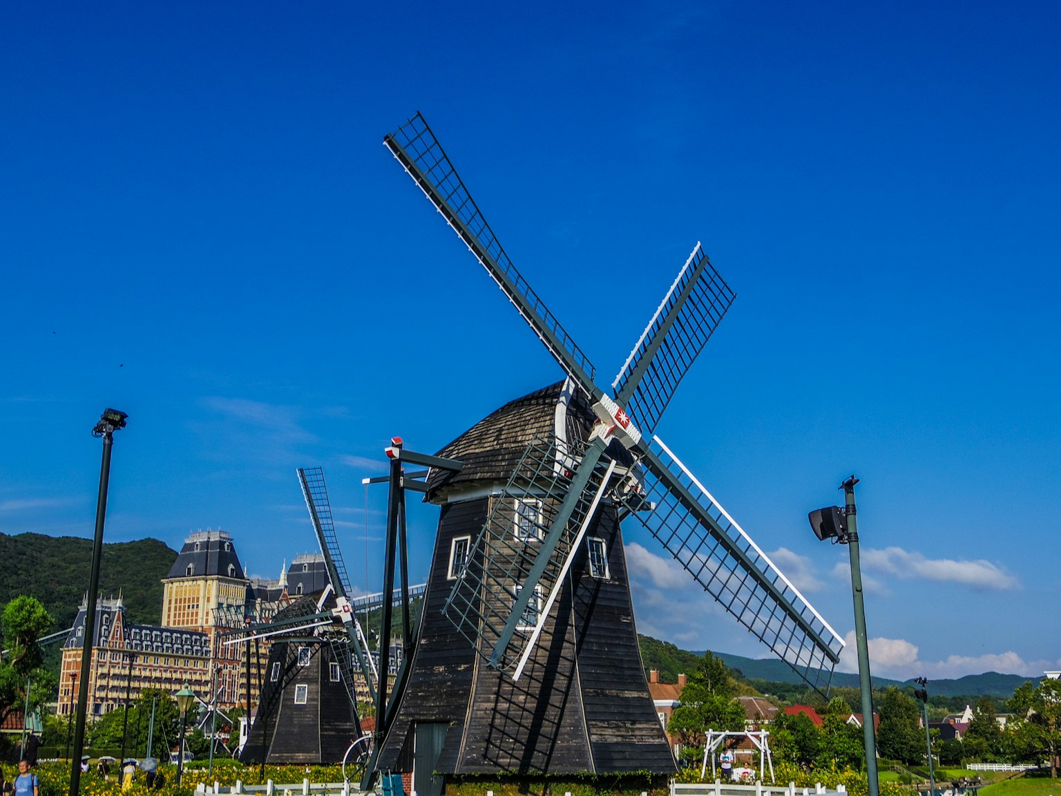 Eine malerische Ansicht einer Windmühle unter einem blauen Himmel