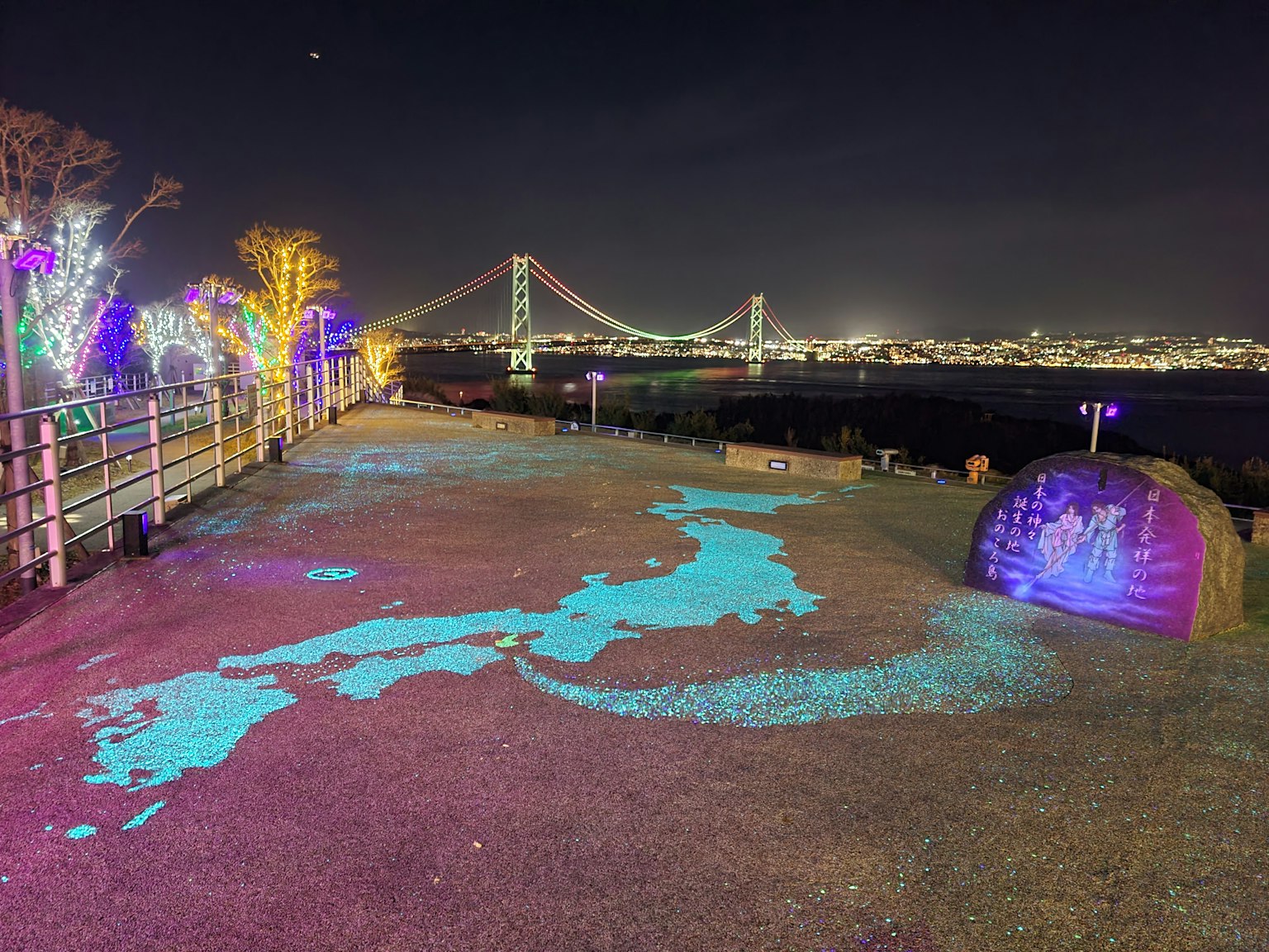 Mappa illuminata del Giappone con un ponte di notte