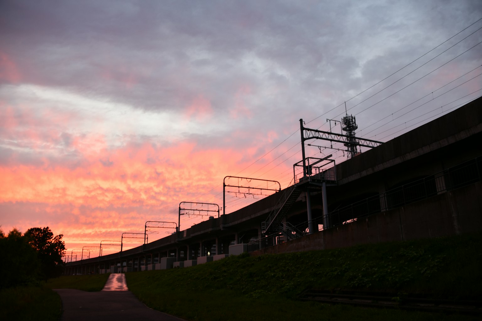 Silhouette di una ferrovia sopraelevata contro un bel cielo al tramonto
