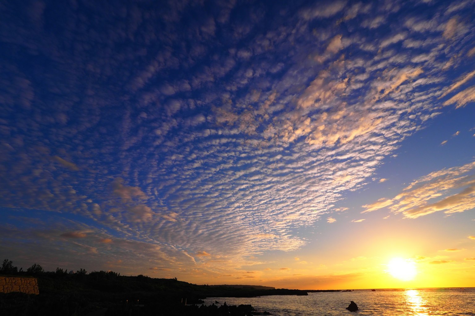 Hermoso cielo al atardecer con nubes onduladas