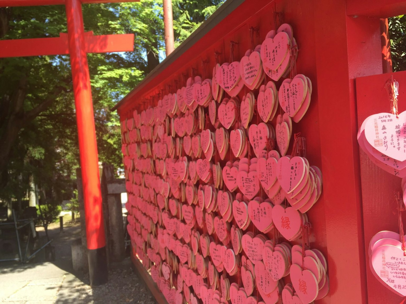 Una pared de placas ema de madera rosa en un santuario