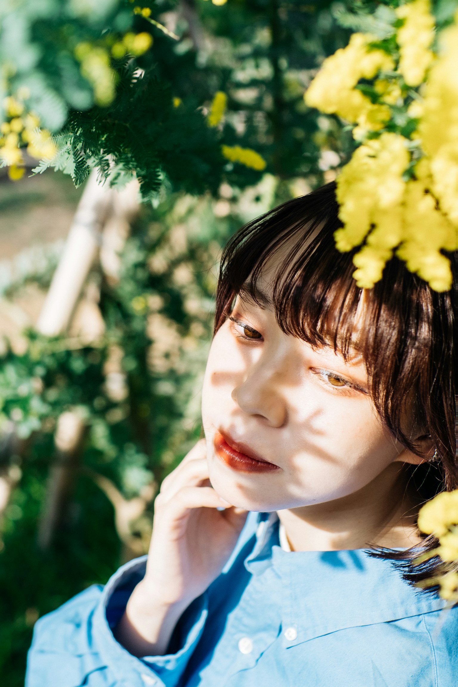 绿背景和黄花的女性肖像