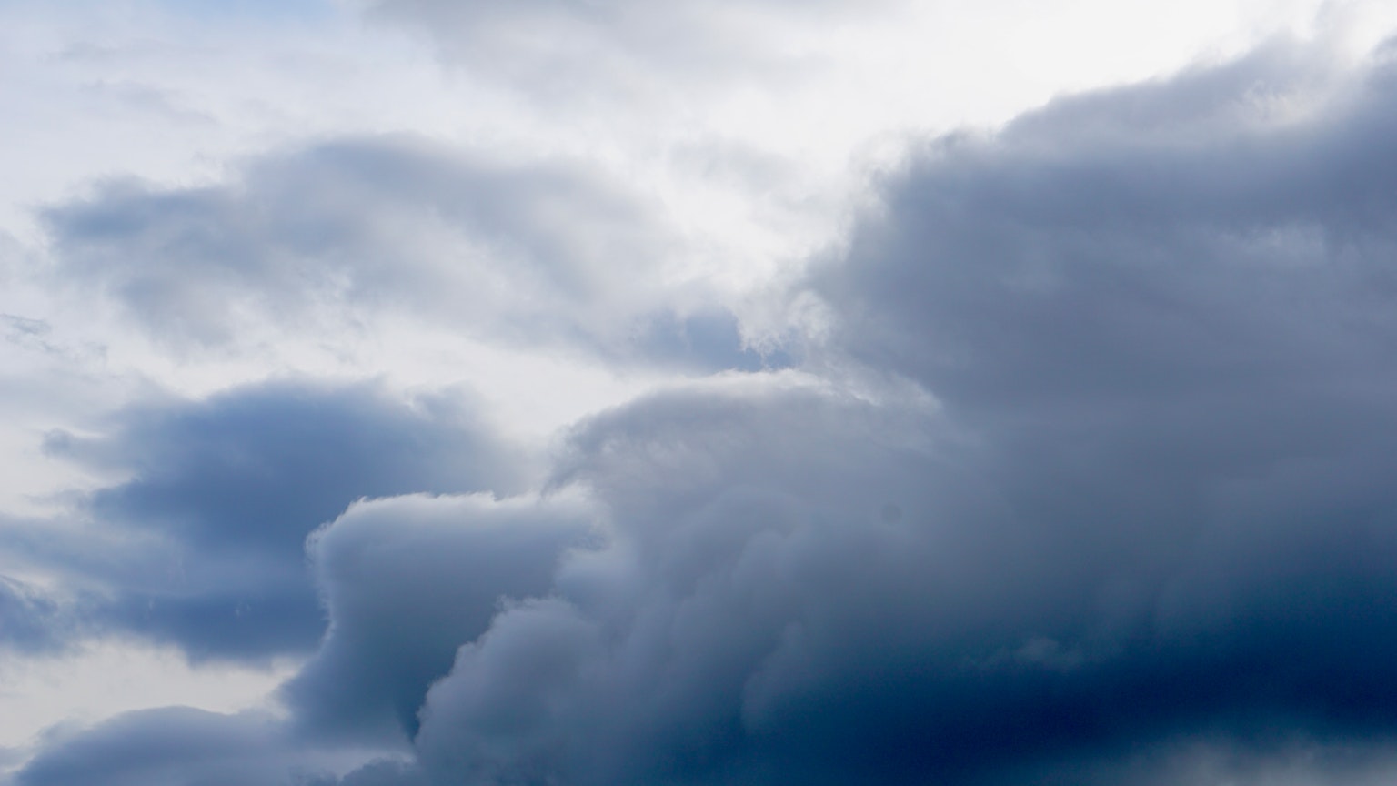 Partie d'un ciel bleu avec des nuages épars