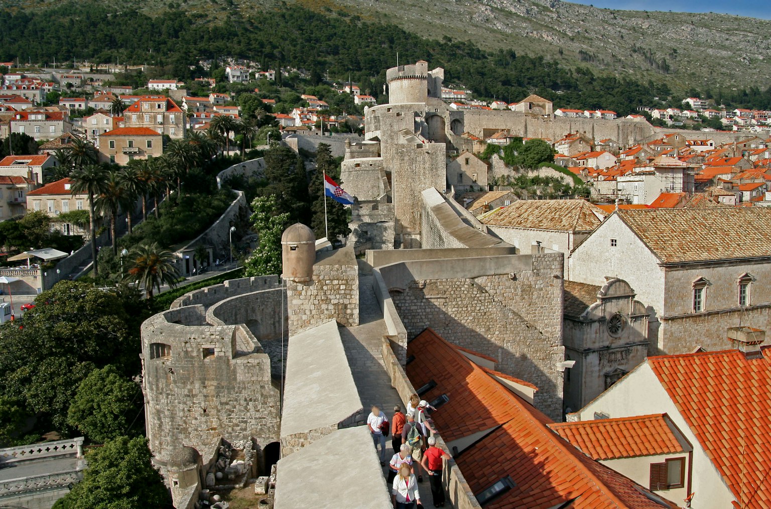 Blick auf Dubrovnik von den Stadtmauern mit roten Dächern