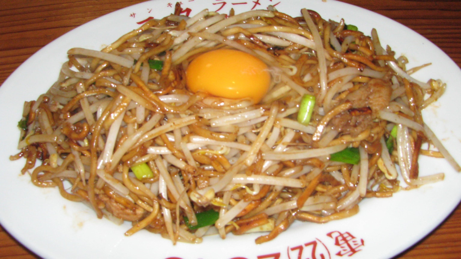 炒面上放有豆芽和一个鸡蛋