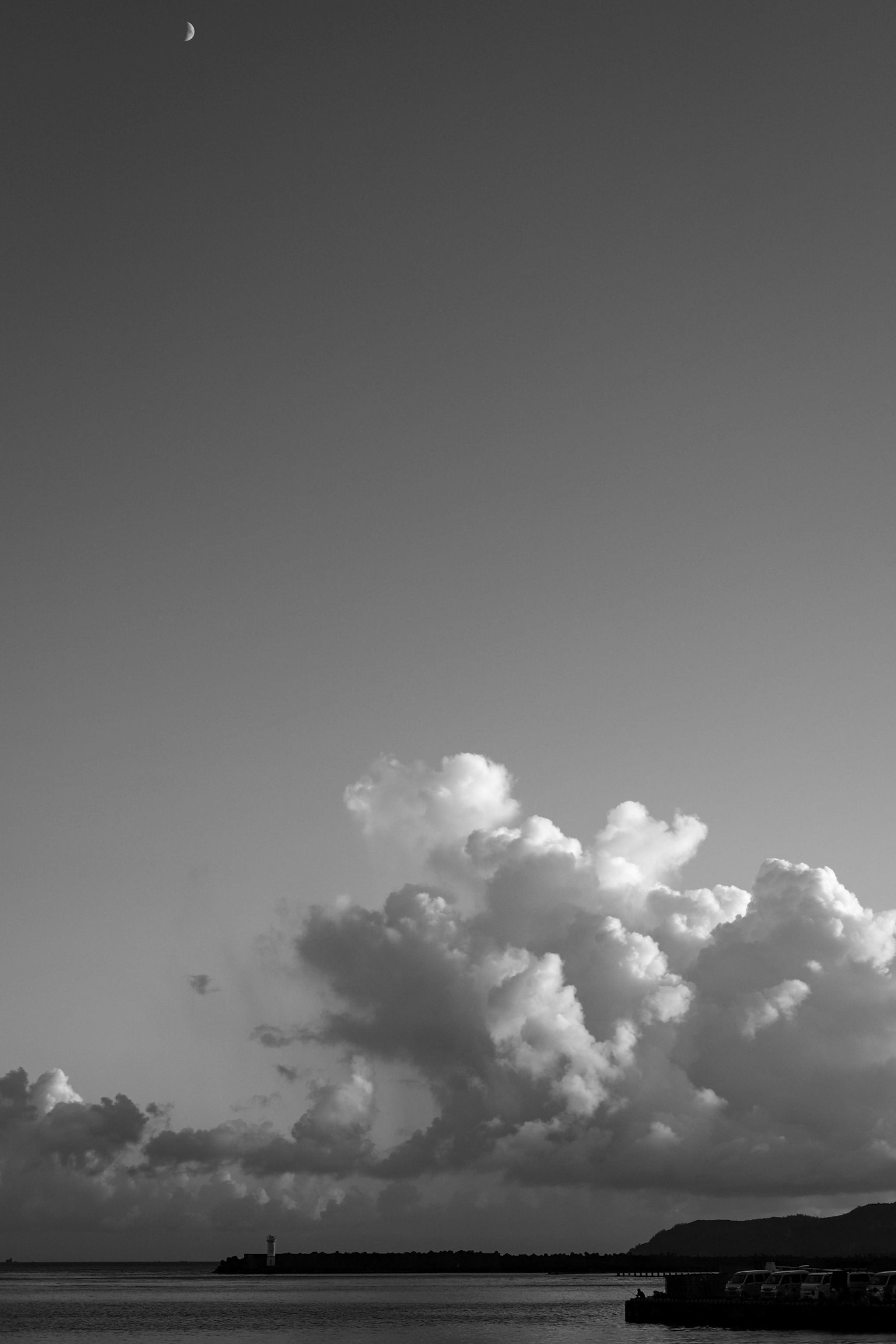 黑白風景，特徵為大雲和寧靜的水面