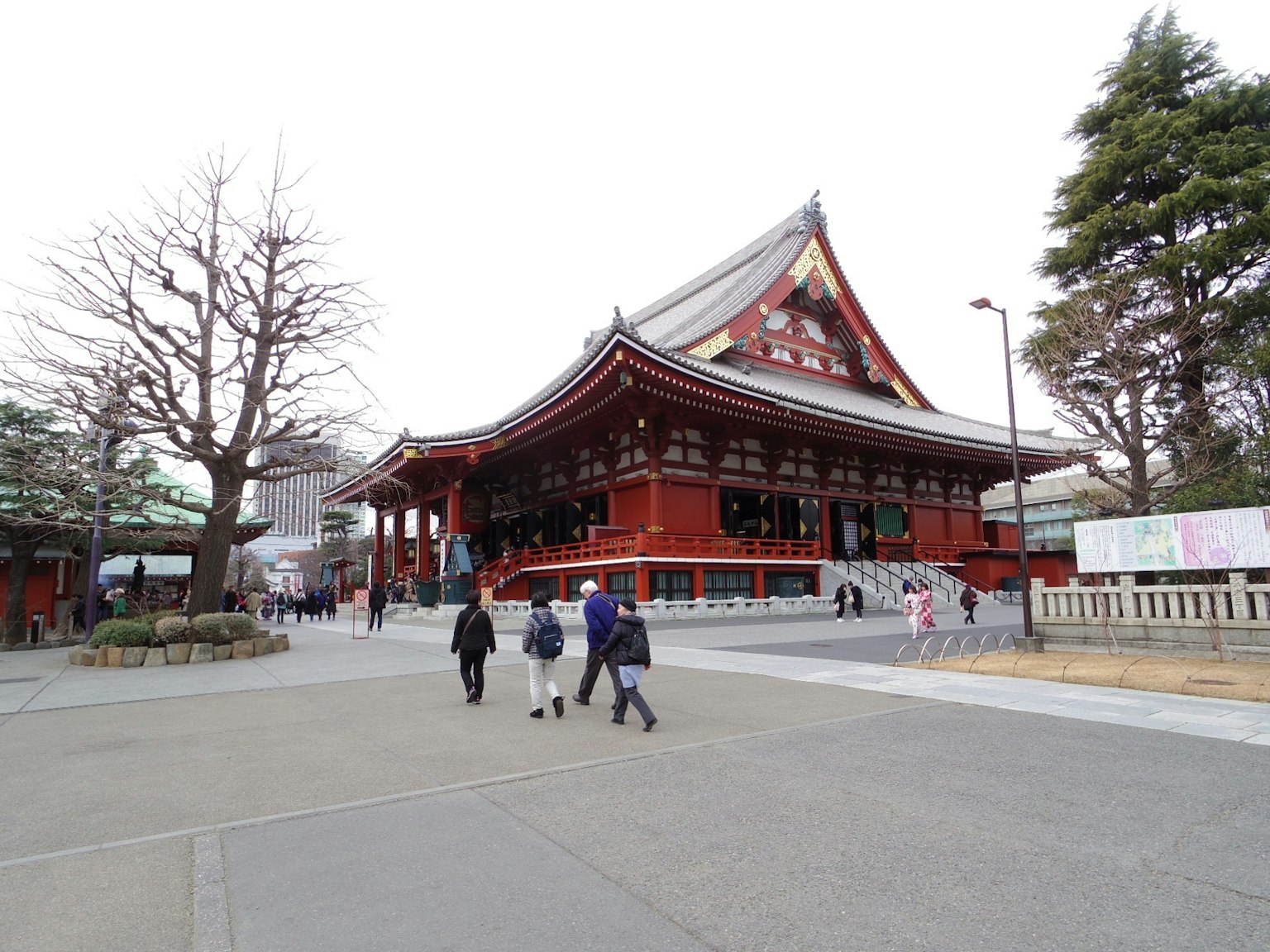 傳統日本寺廟與紅色屋頂和遊客