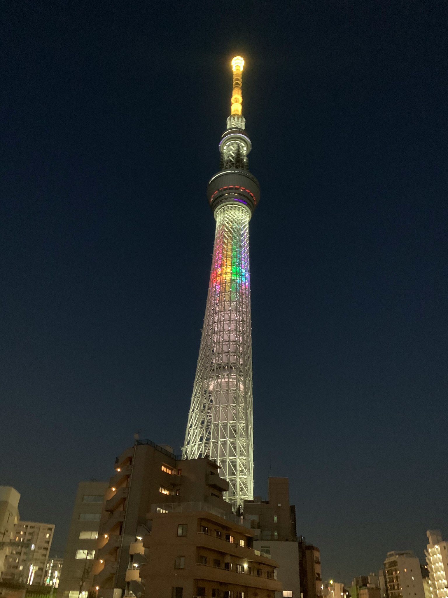 Tokyo Skytree bei Nacht mit bunten Lichtern