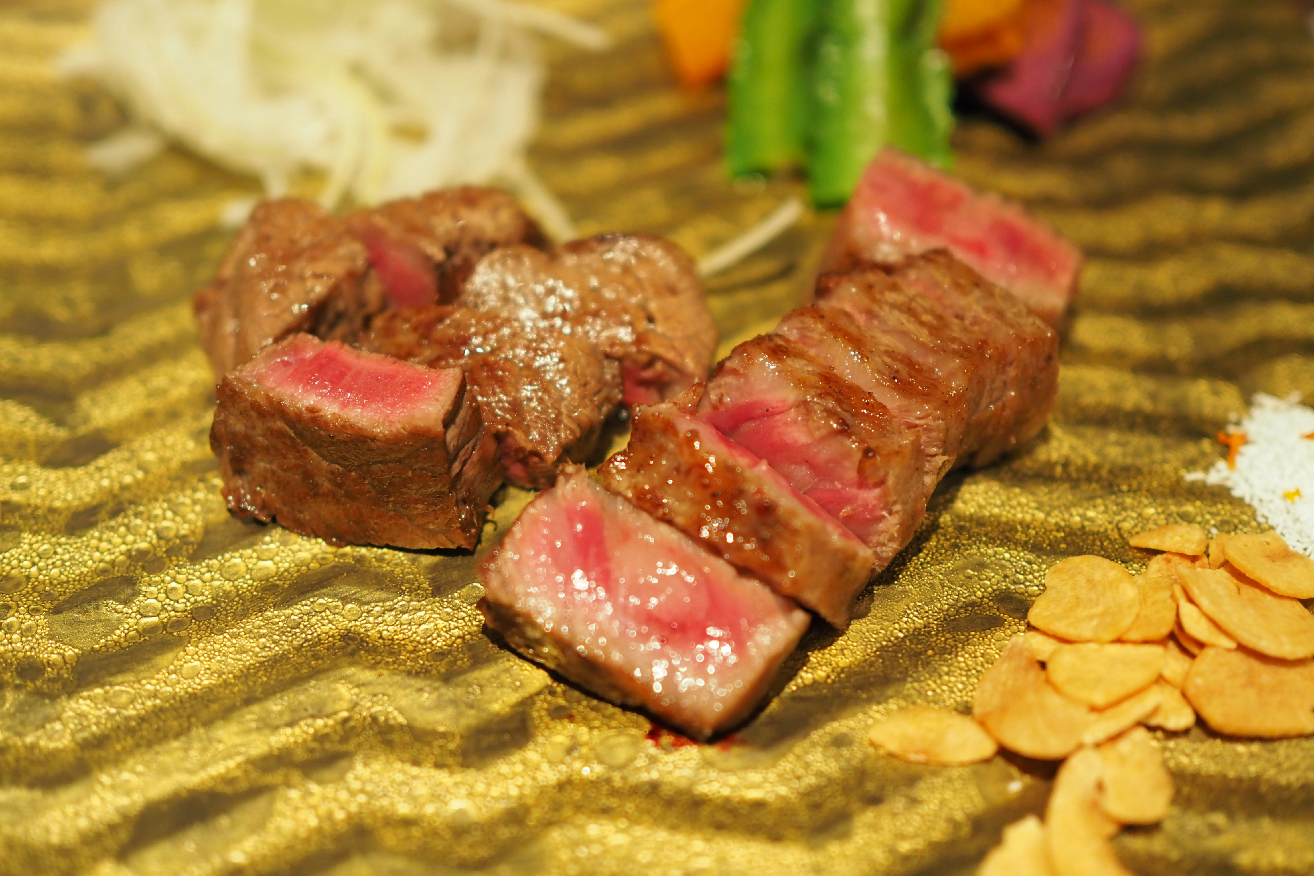 金色盤子上擺放的肉塊與切片