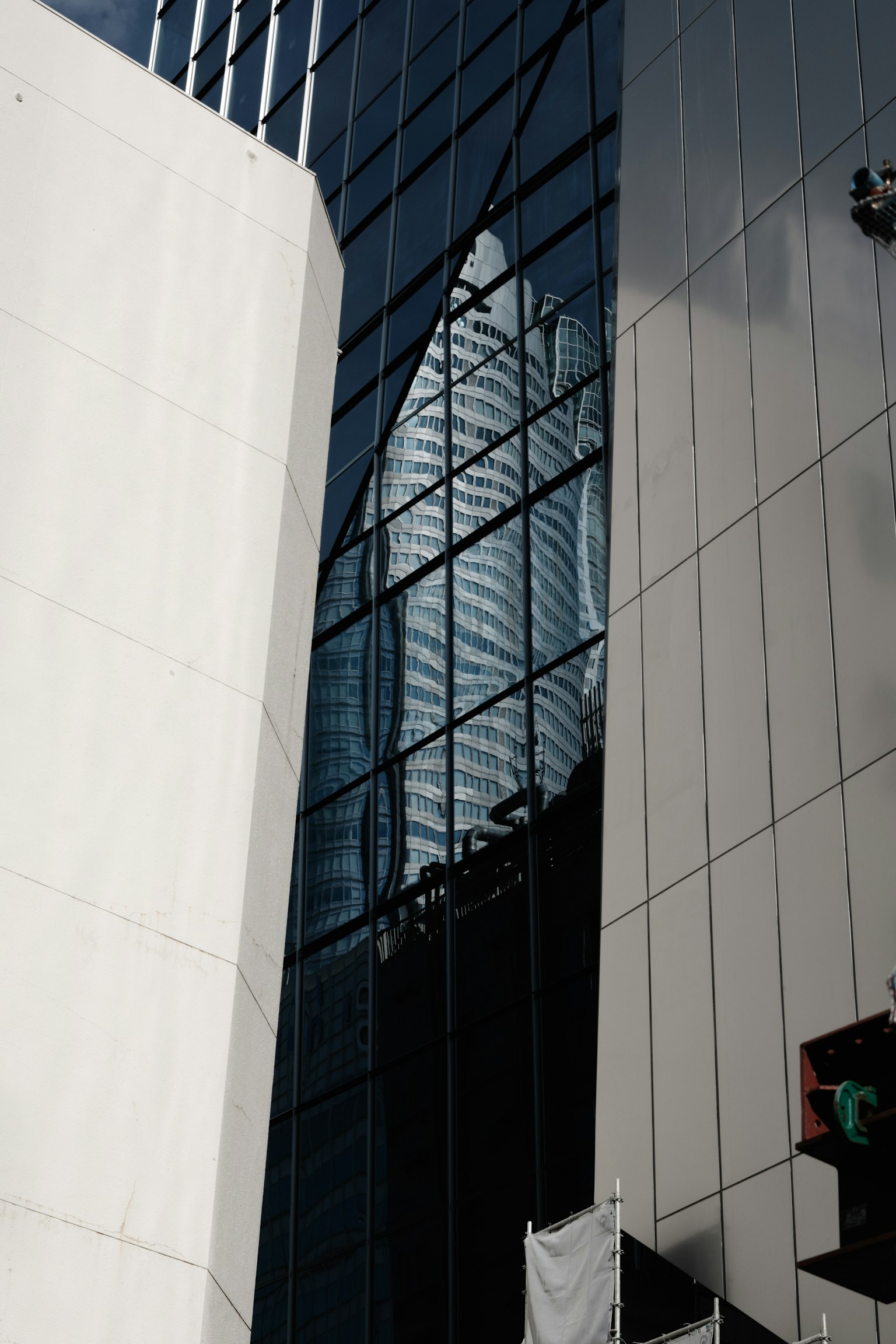 Reflet d'un gratte-ciel sur une façade en verre