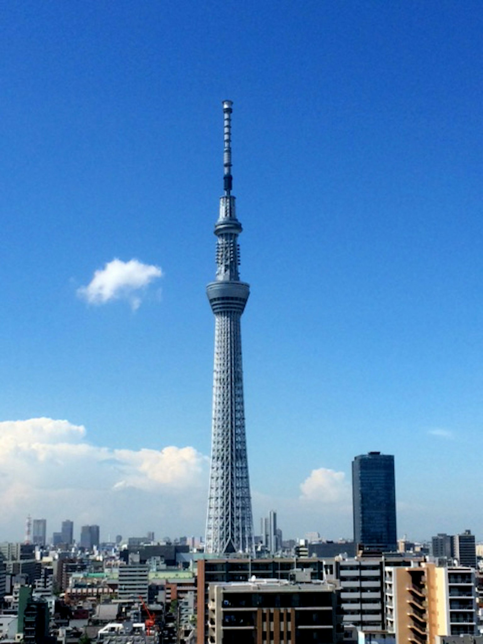 Tokyo Skytree que se eleva bajo un cielo azul