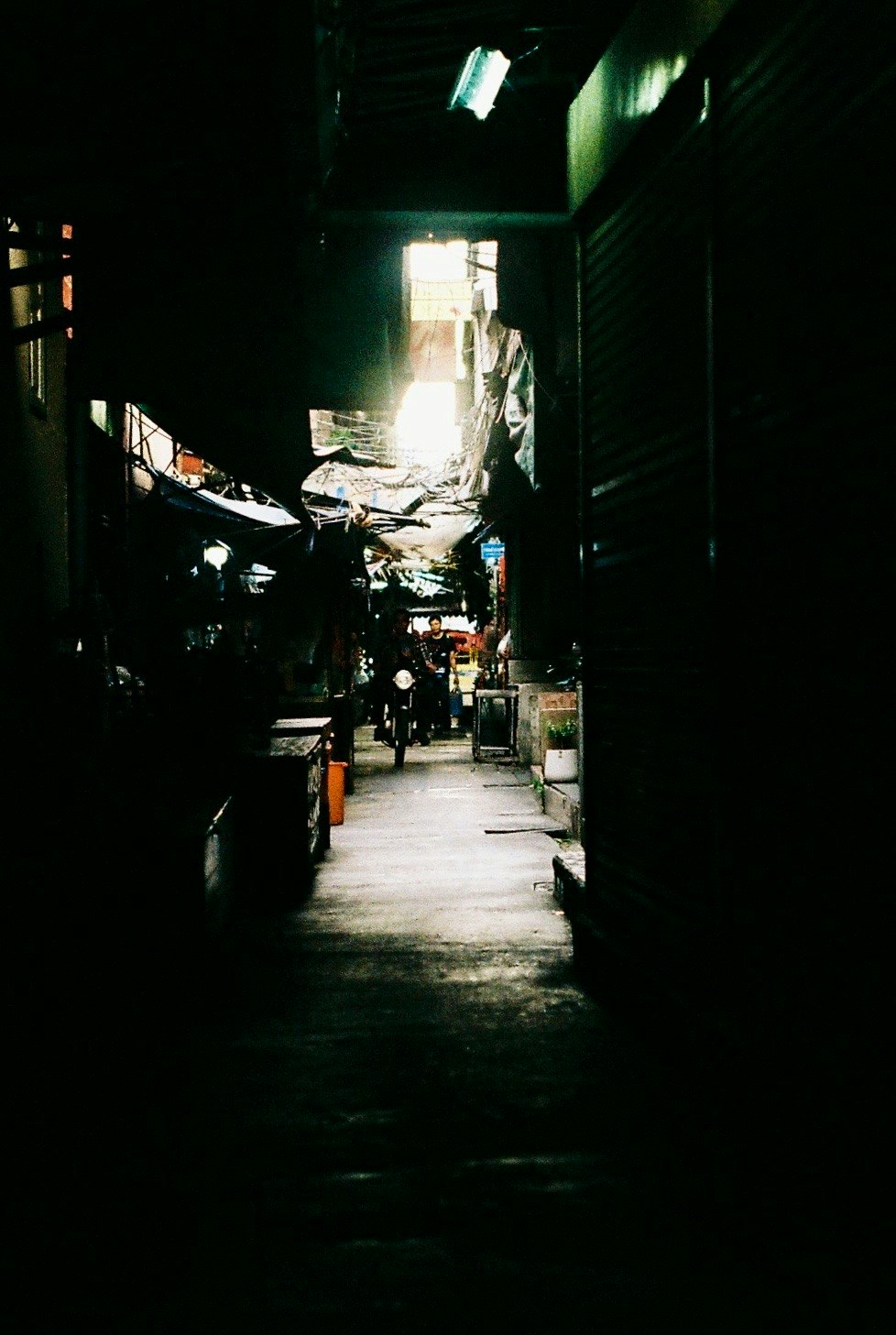 昏暗小巷里店铺沿街延伸的街景