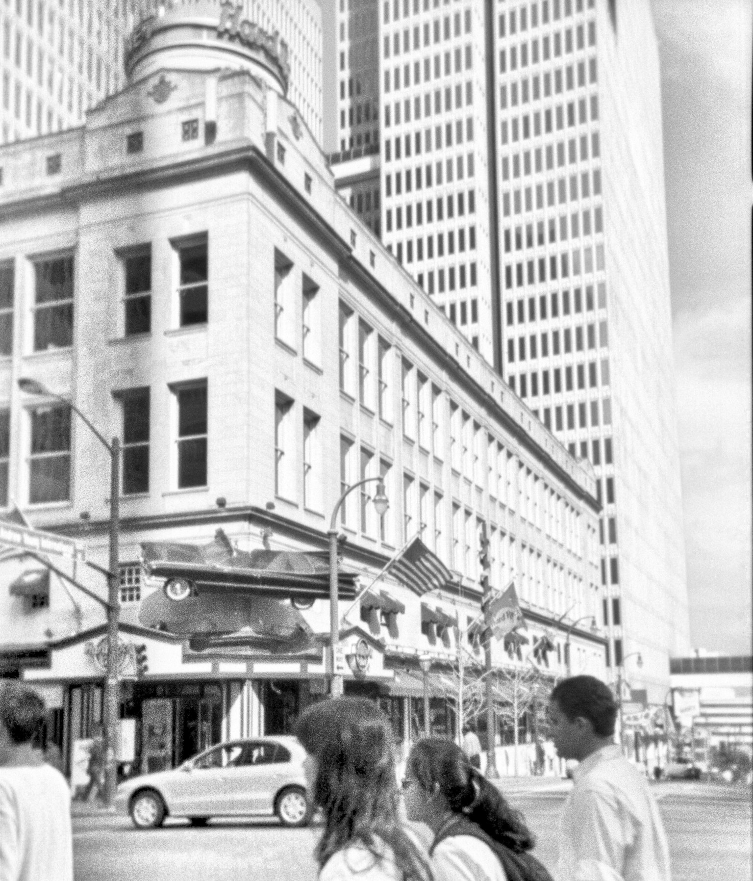 Escena urbana con rascacielos modernos y un edificio histórico