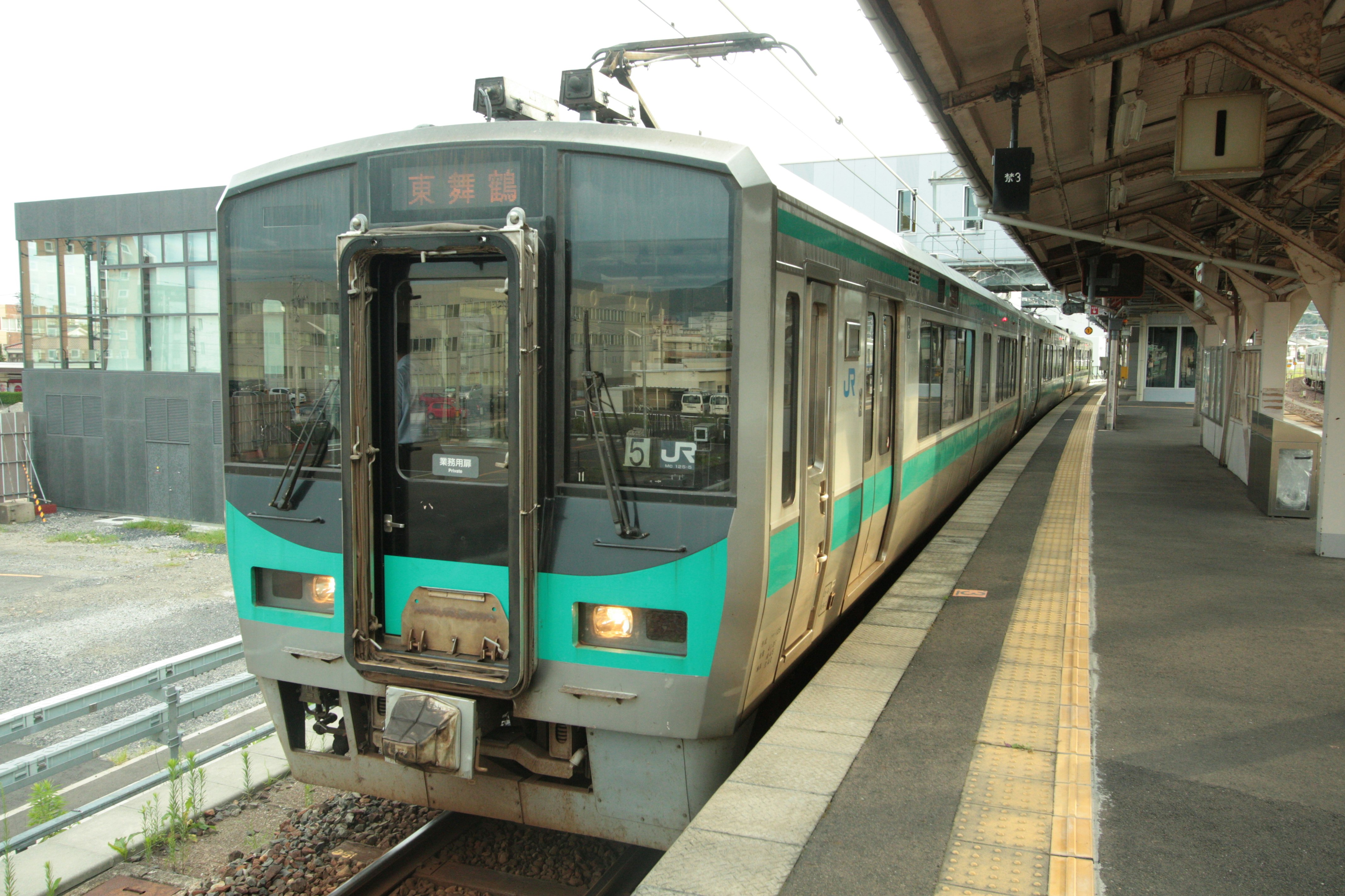 ホームに停車するJR電車の前面と車両