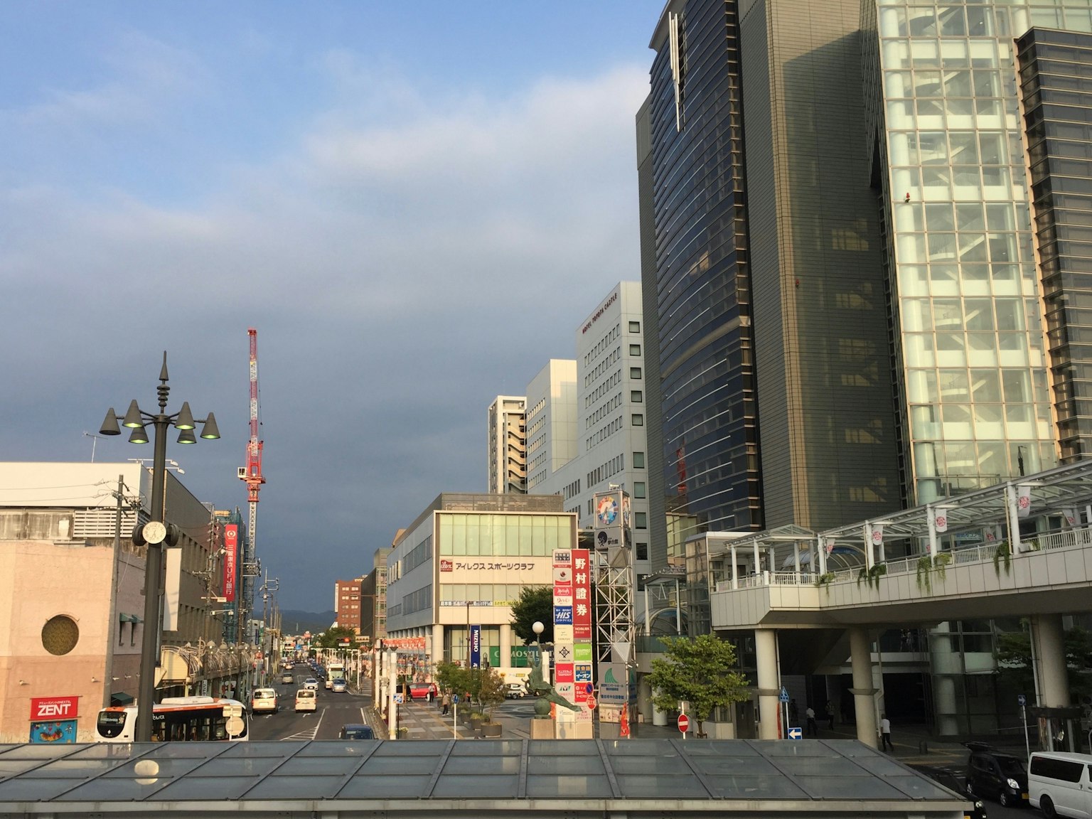 Stadtansicht mit modernen Wolkenkratzern und Straßen unter einem bewölkten Himmel