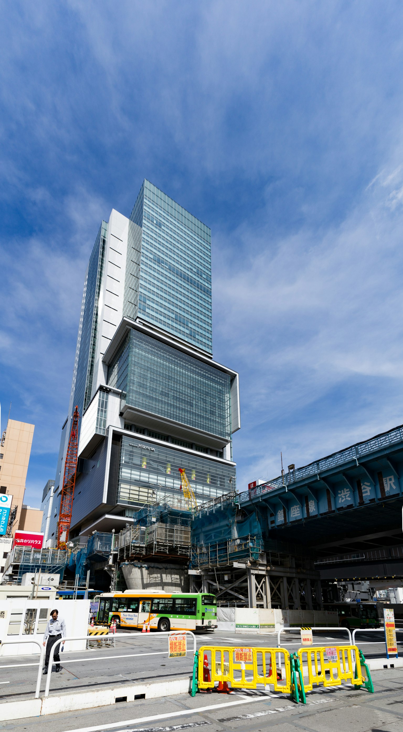 Blick auf einen Wolkenkratzer in Shinjuku mit blauem Himmel