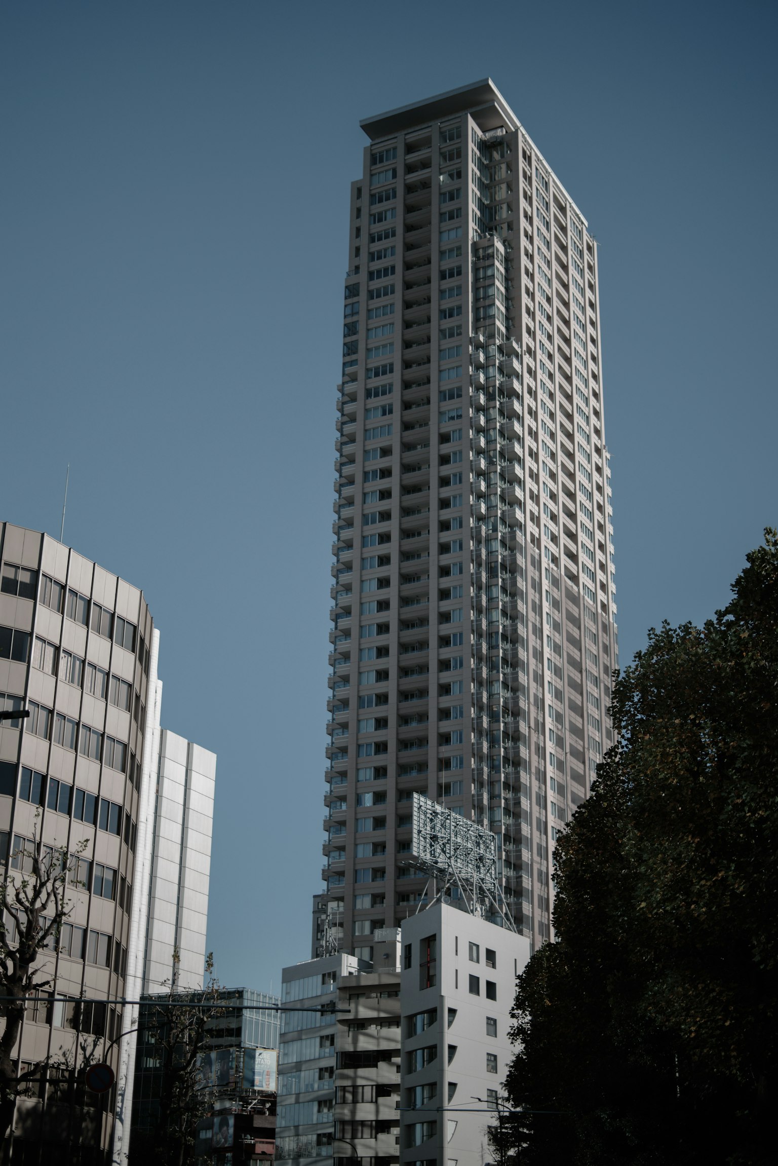 城市背景下藍天中的高樓