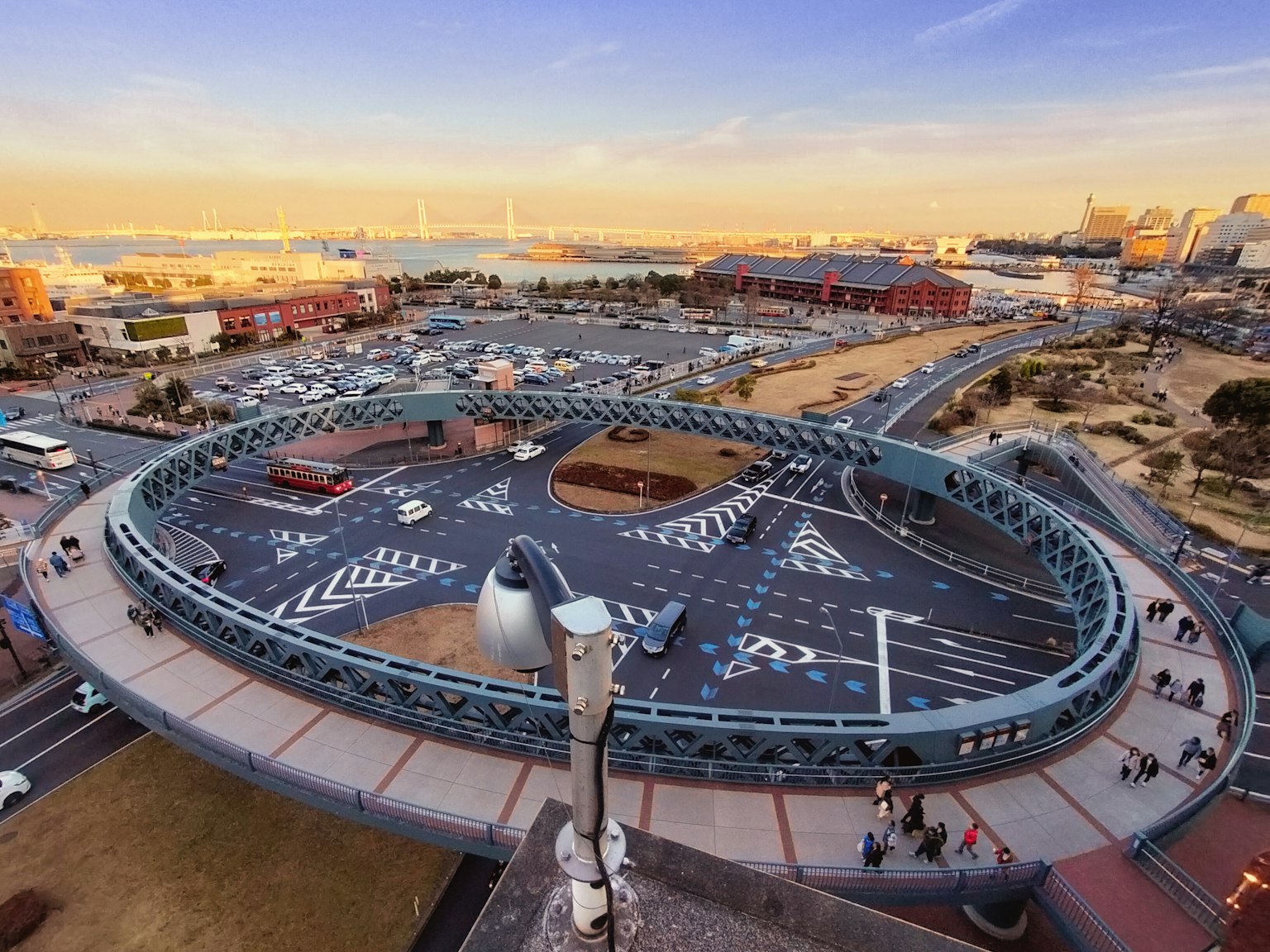 Ponte pedonale moderna e incrocio a Yokohama illuminati dal tramonto