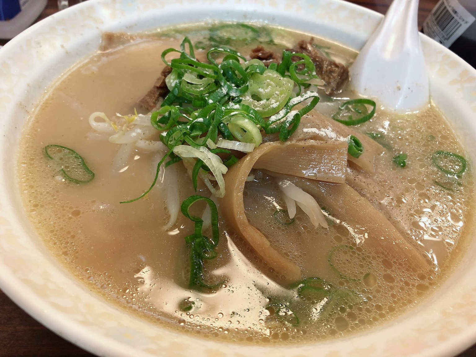 一碗拉麵，配有湯和青蔥、叉燒的配料