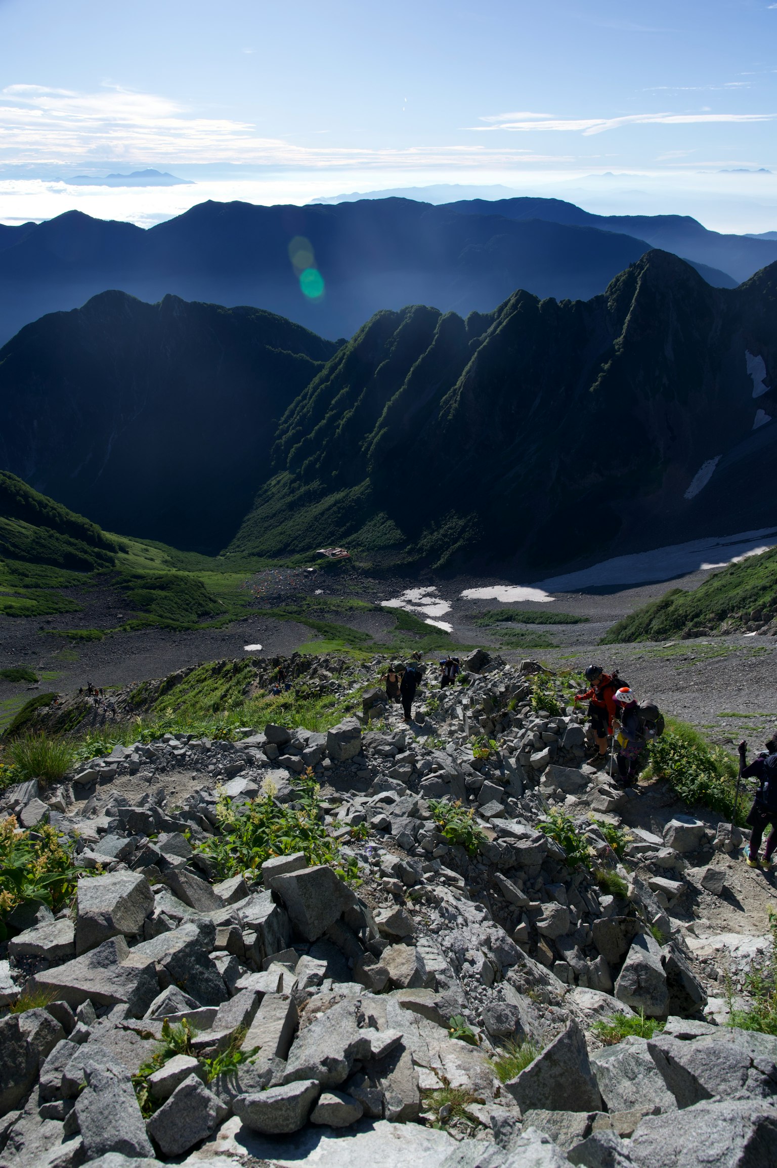 岩石小径与登山者和山脉风景