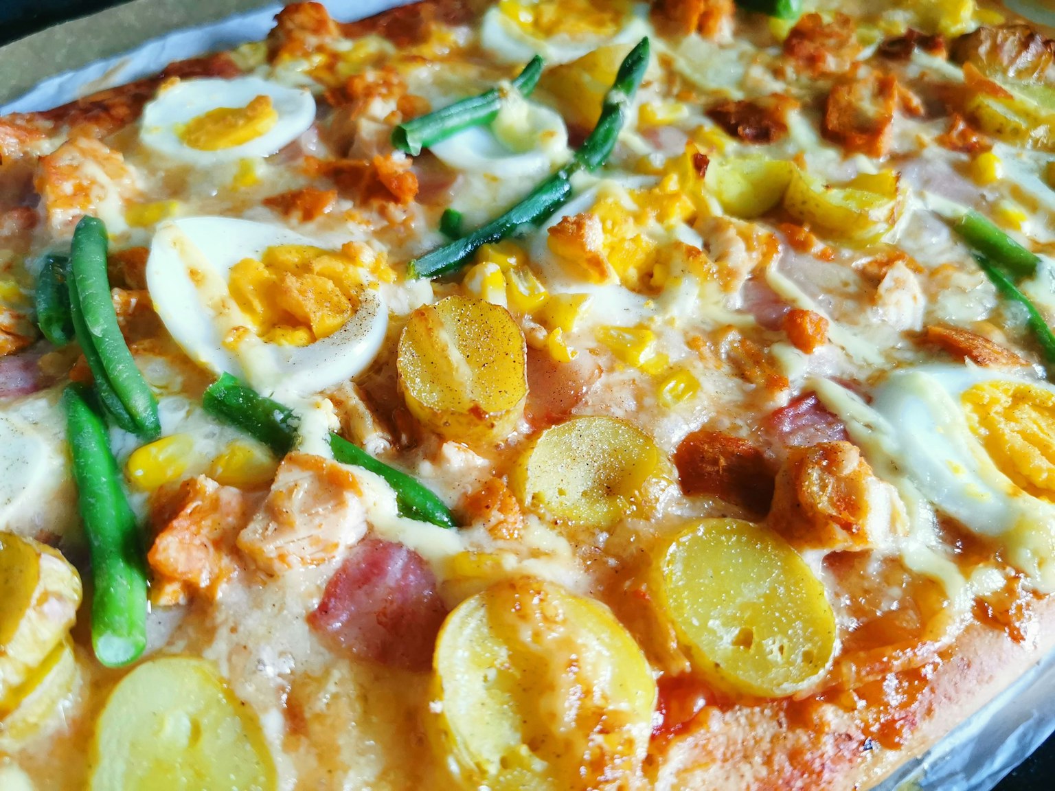 Pizza gaya omelet dengan telur rebus dan sayuran hijau