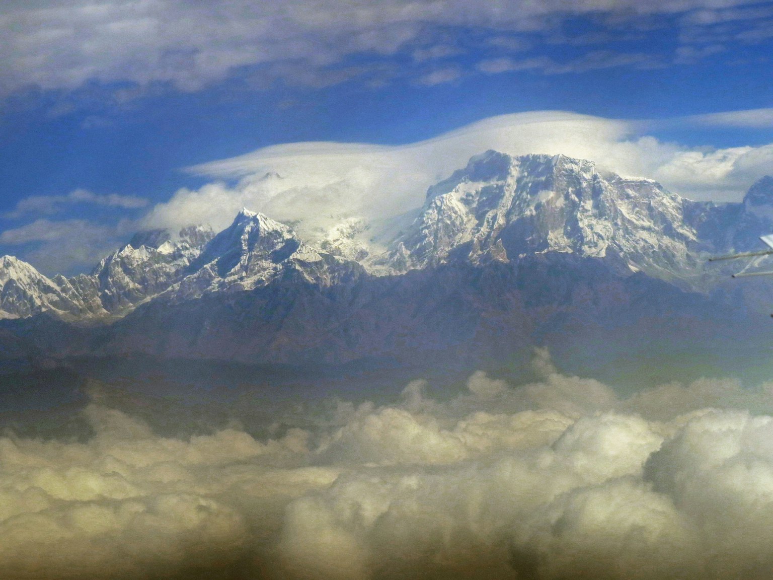 Gunung bersalju menjulang di atas lautan awan