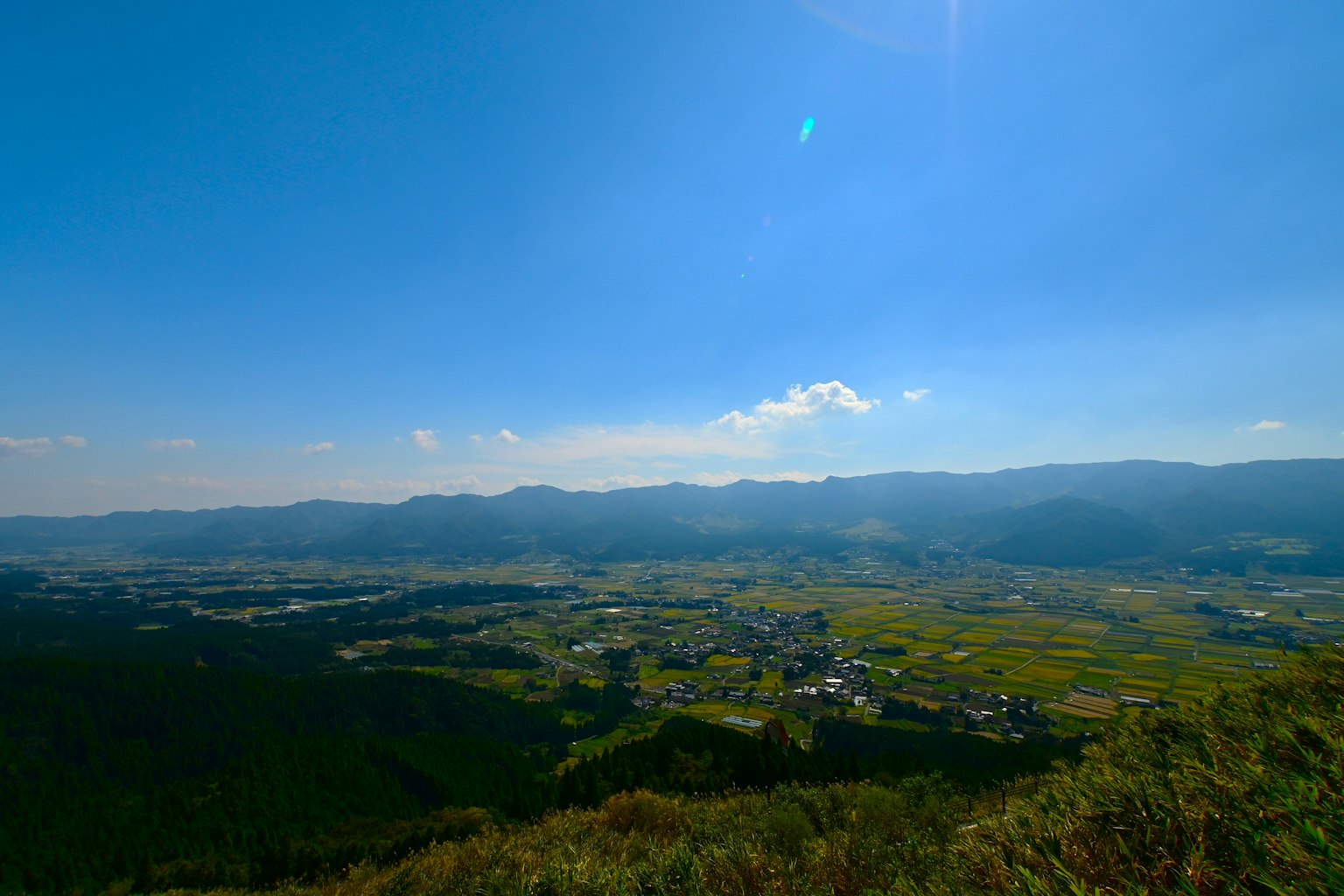 ทิวทัศน์ที่สวยงามของภูเขาและหุบเขาใต้ท้องฟ้าสีฟ้าใส
