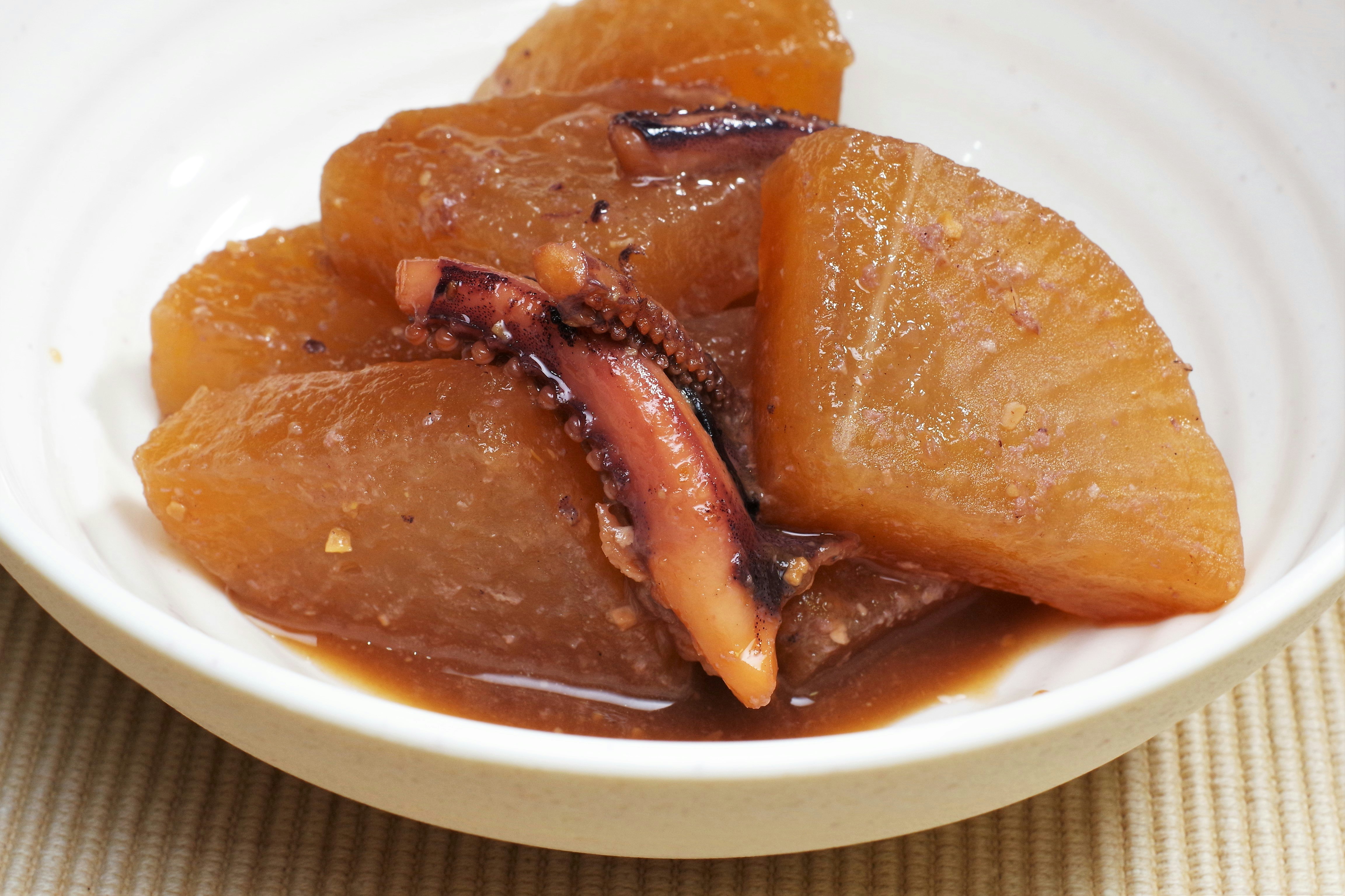 patate dolci brasate agrodolci con maiale in un piatto