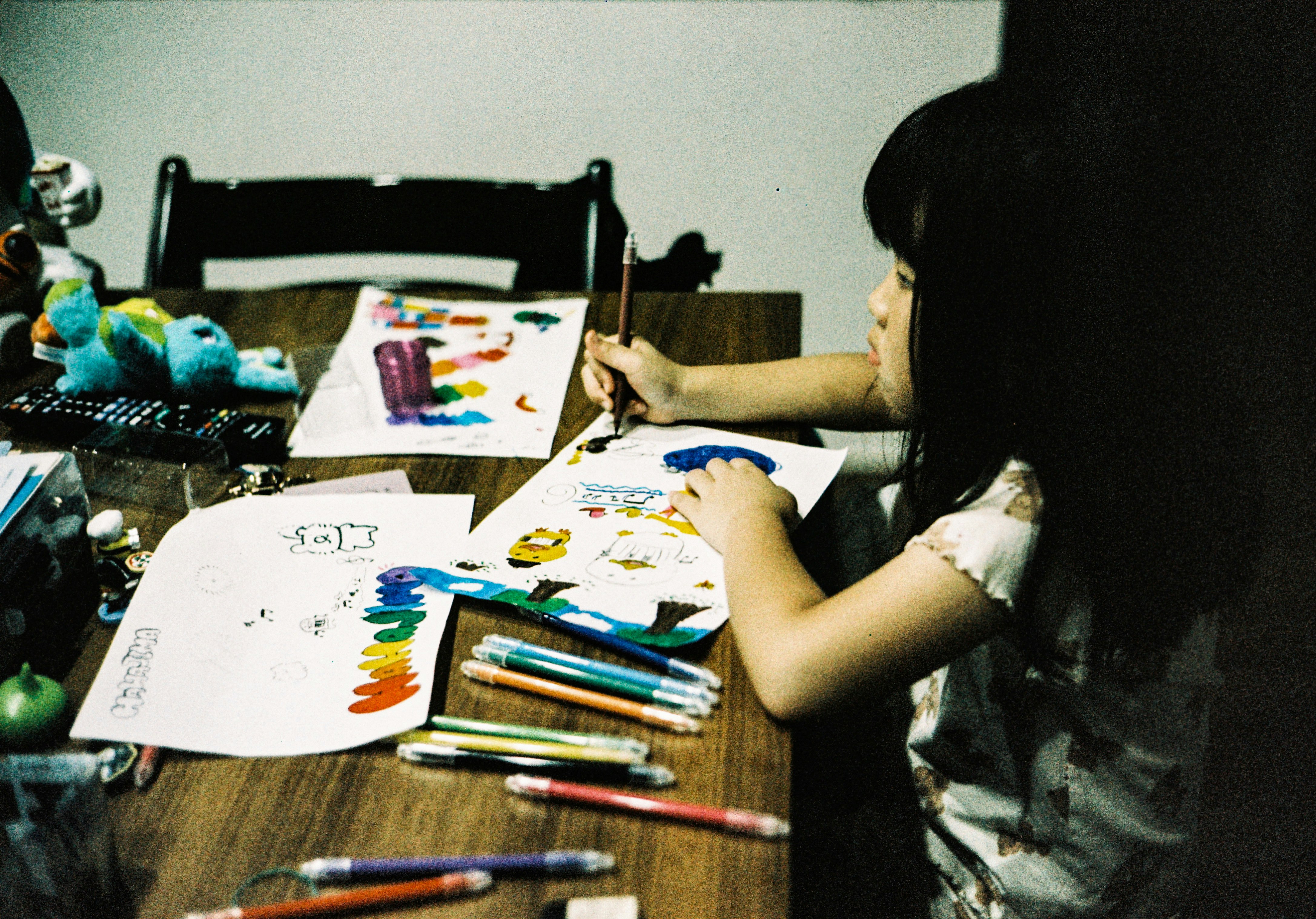 机上で絵を描く子どもたちの学習風景